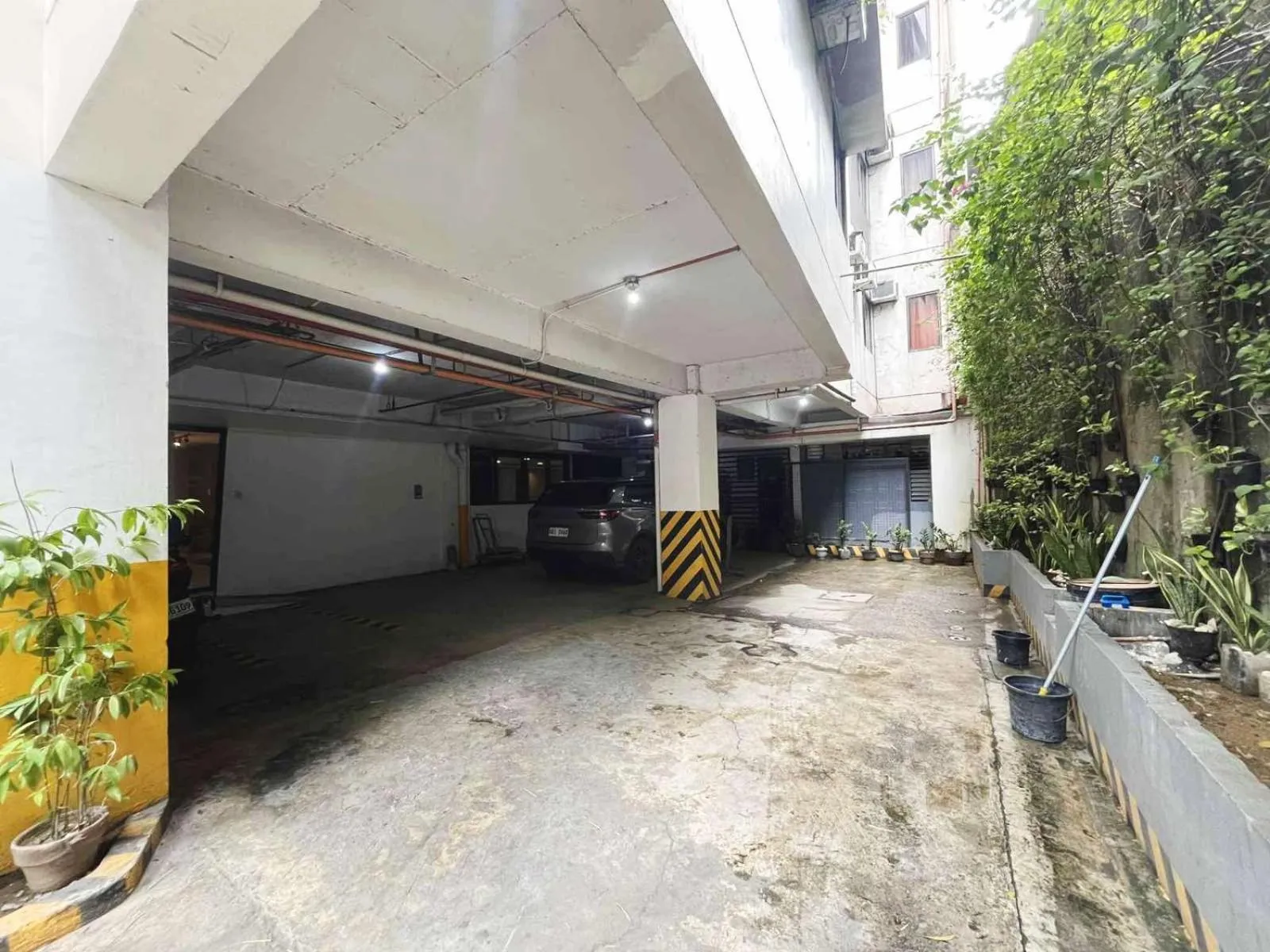 Parking in Travelbee Business Inn