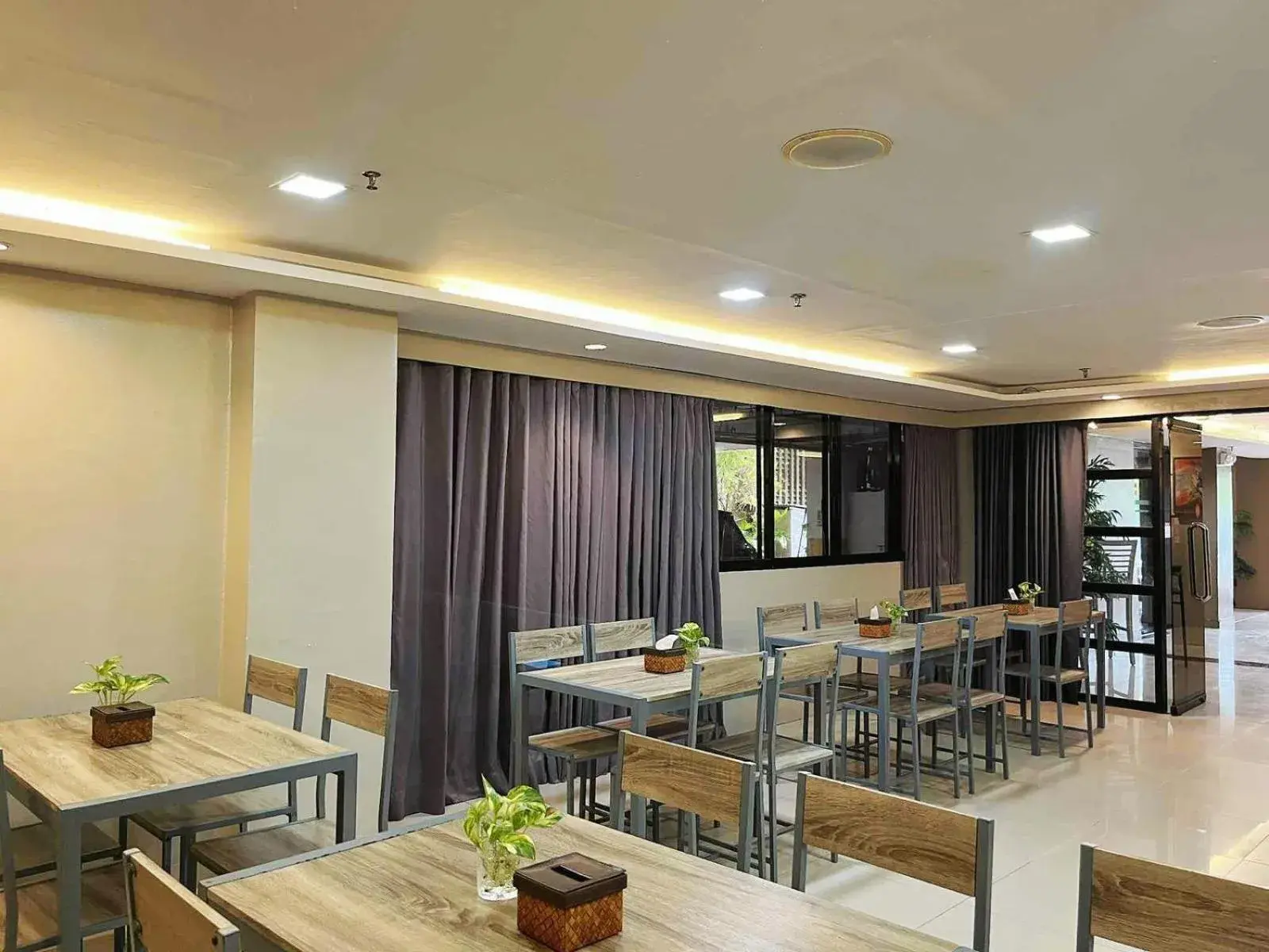 Restaurant/places to eat in Travelbee Business Inn Restaurant/places to eat in Travelbee Business Inn