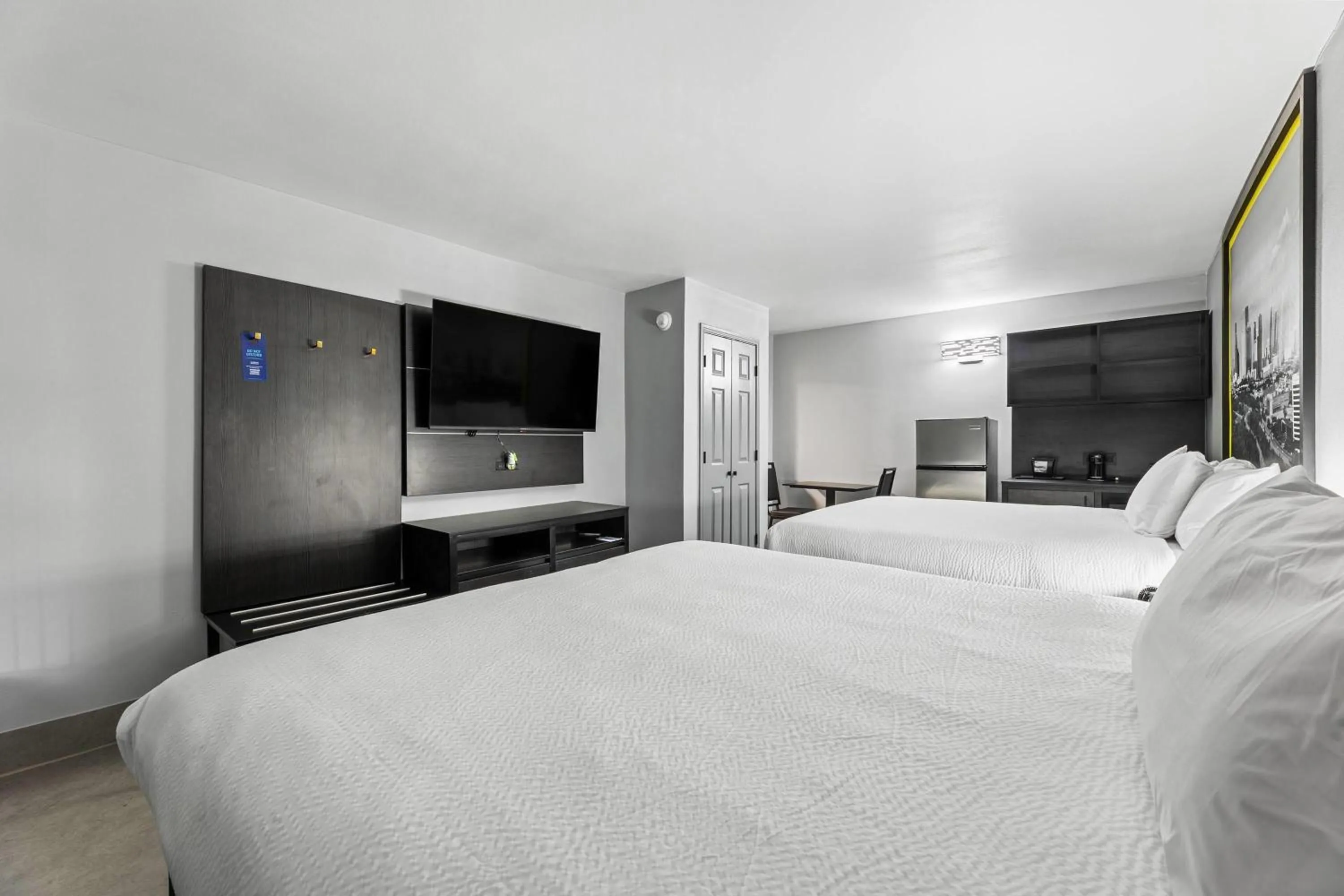 Photo of the whole room, Bed in Super 8 by Wyndham Texas City