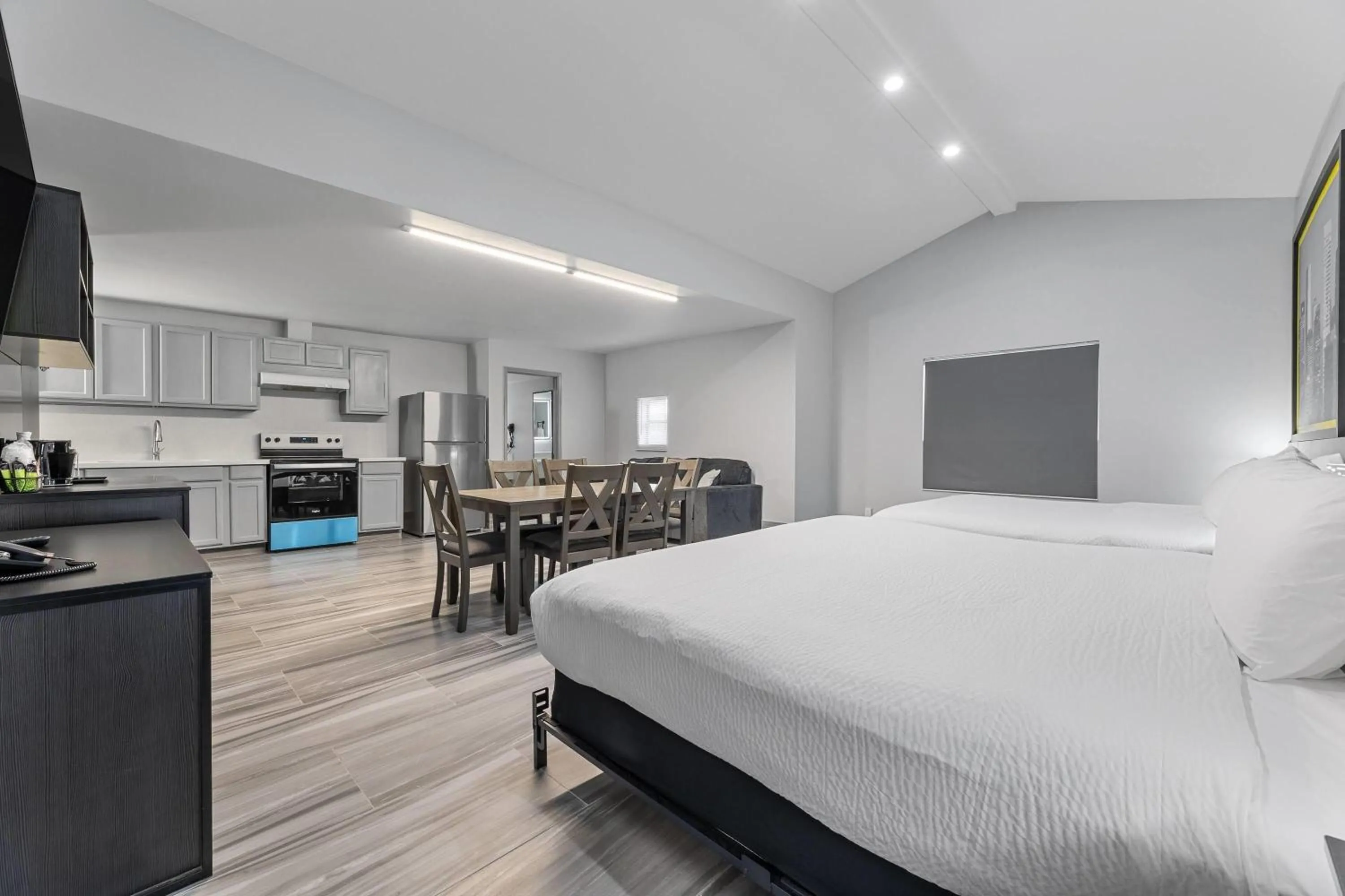 Photo of the whole room, Bed in Super 8 by Wyndham Texas City