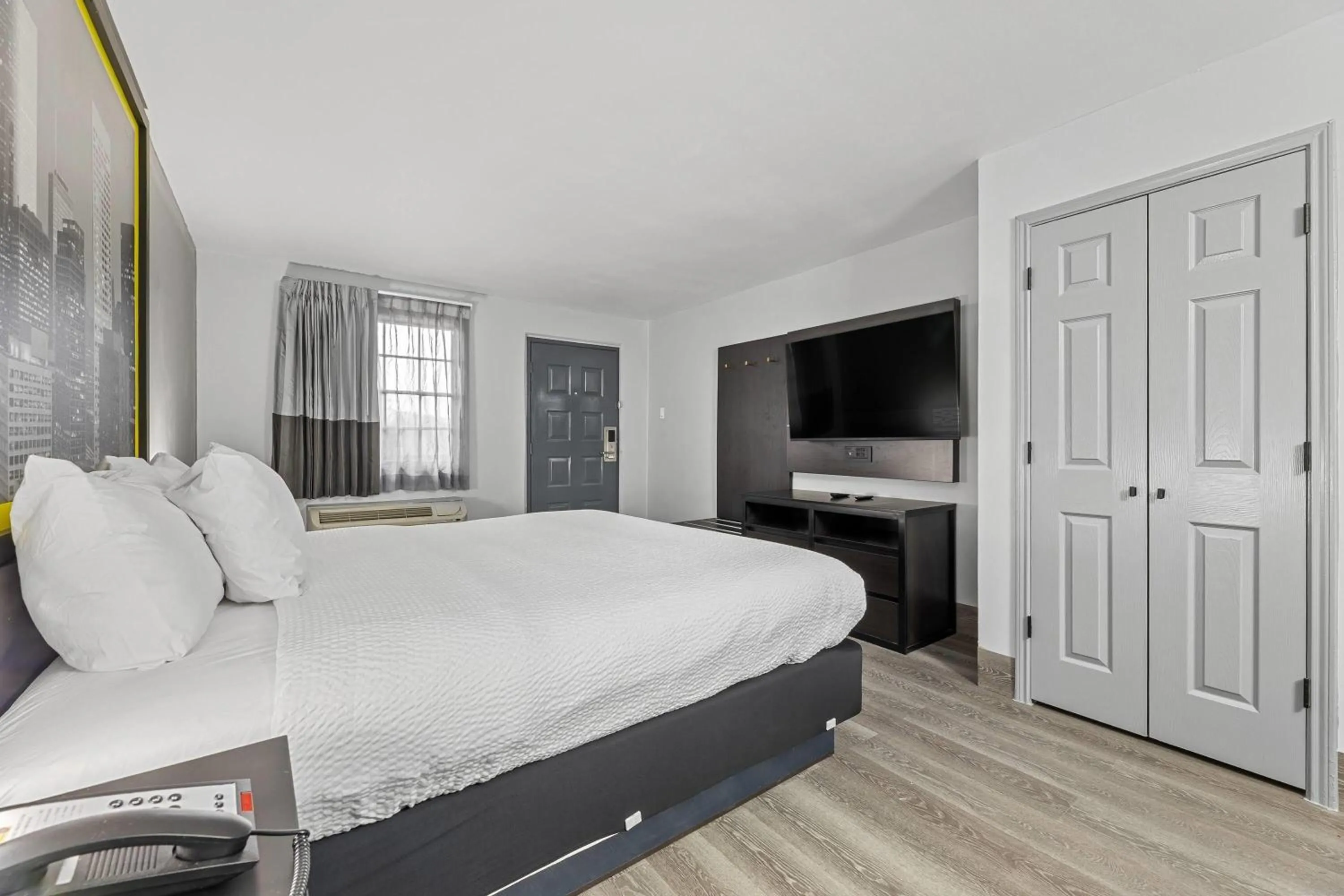 Photo of the whole room, Bed in Super 8 by Wyndham Texas City