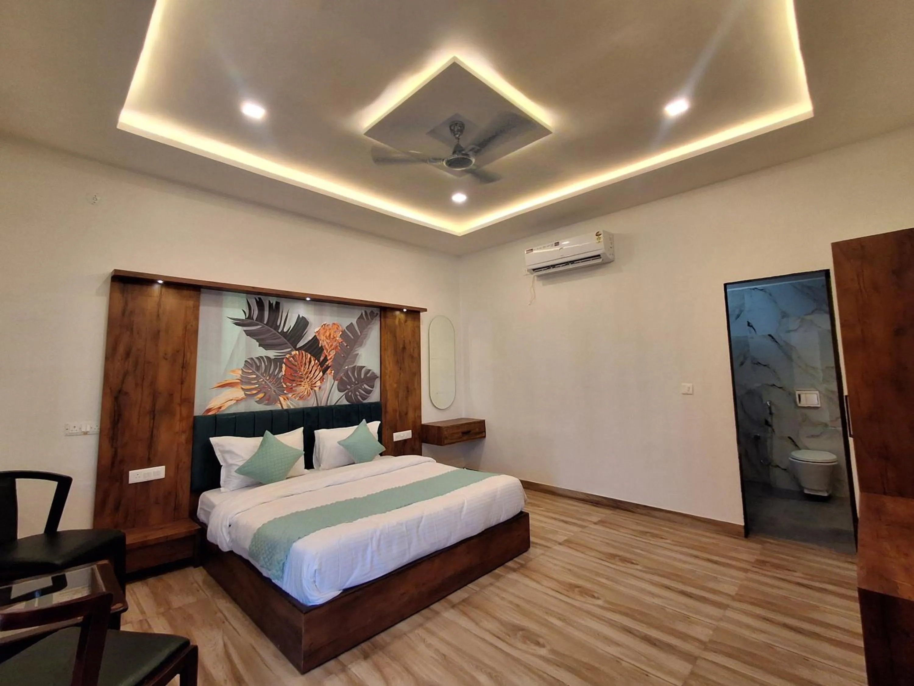 Photo of the whole room, Bed in Orchard Hills Resorts