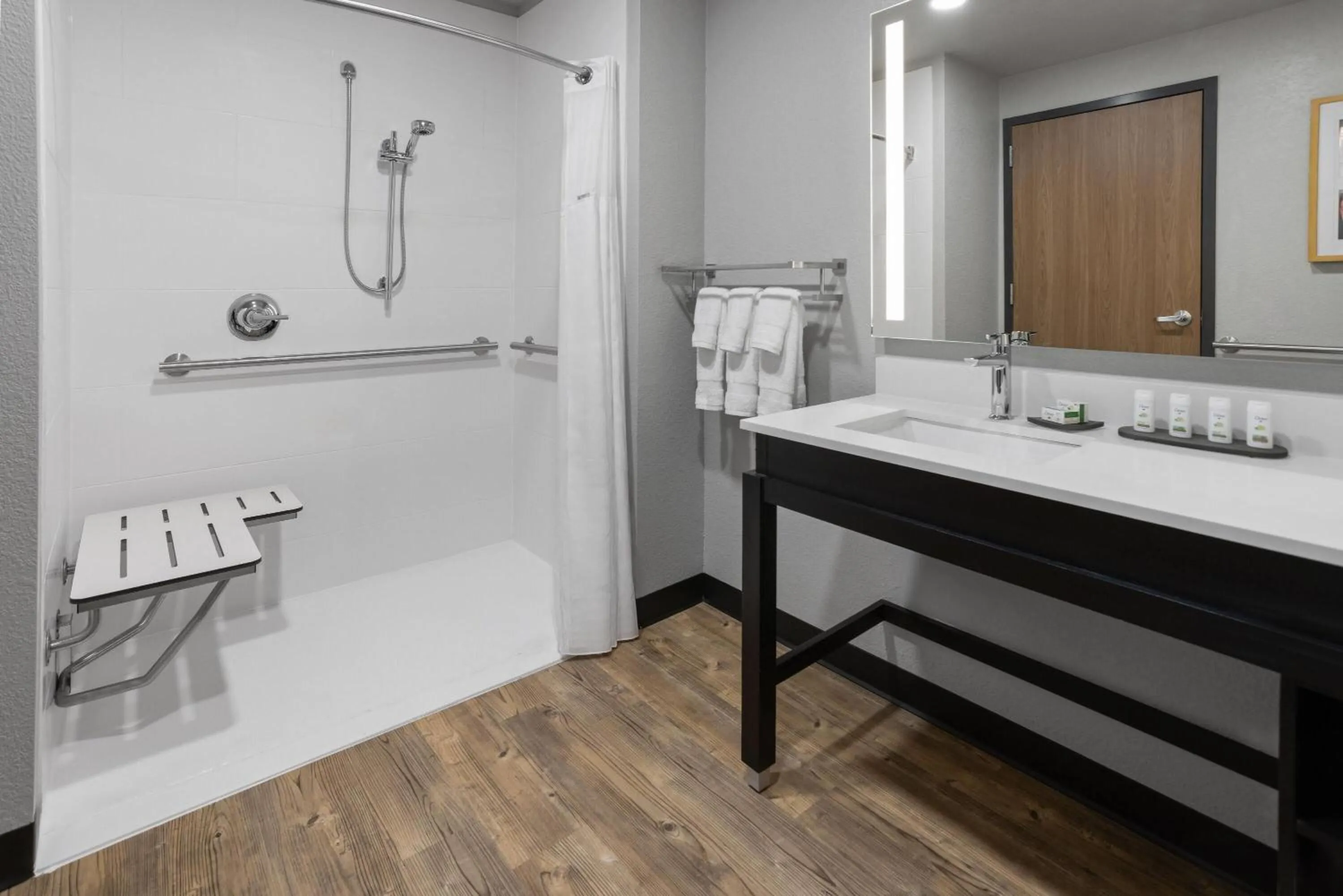 Shower in La Quinta Inn & Suites by Wyndham Phoenix West Glendale