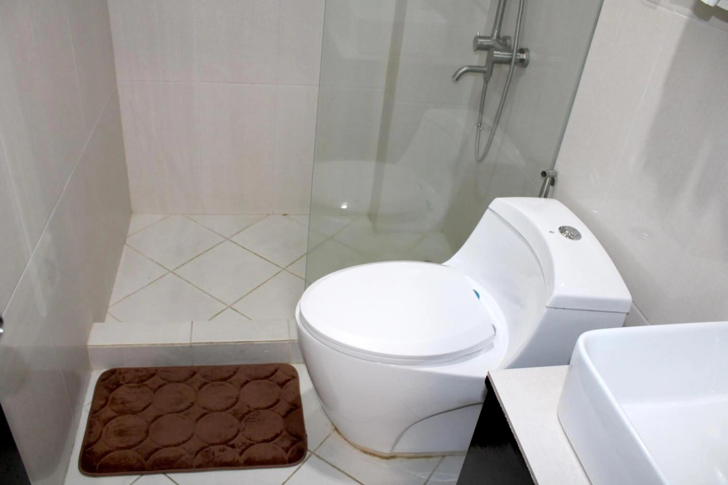 Bathroom in Dancenter Boss Hotel Near Clark International Airport