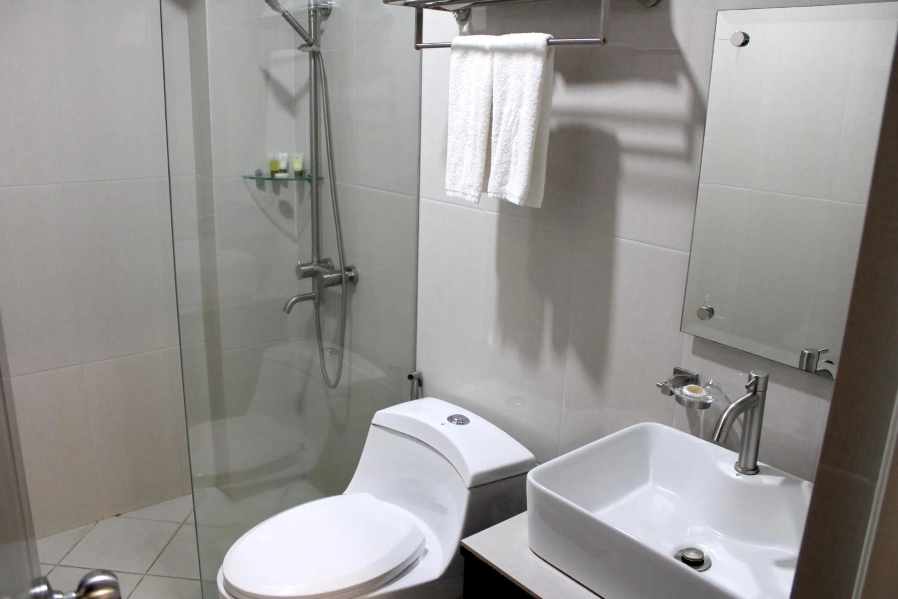 Bathroom in Dancenter Boss Hotel Near Clark International Airport