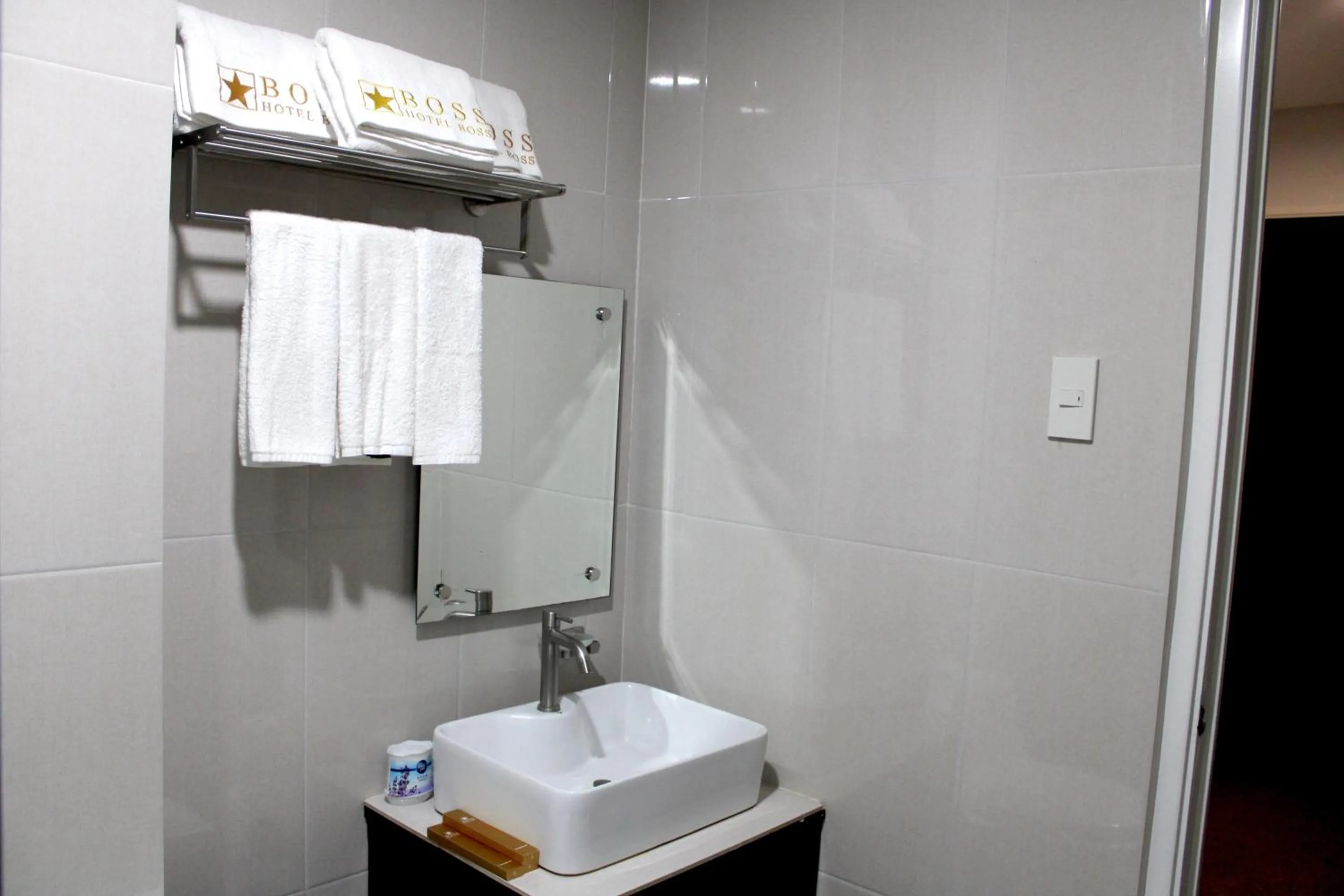 Bathroom in Dancenter Boss Hotel Near Clark International Airport