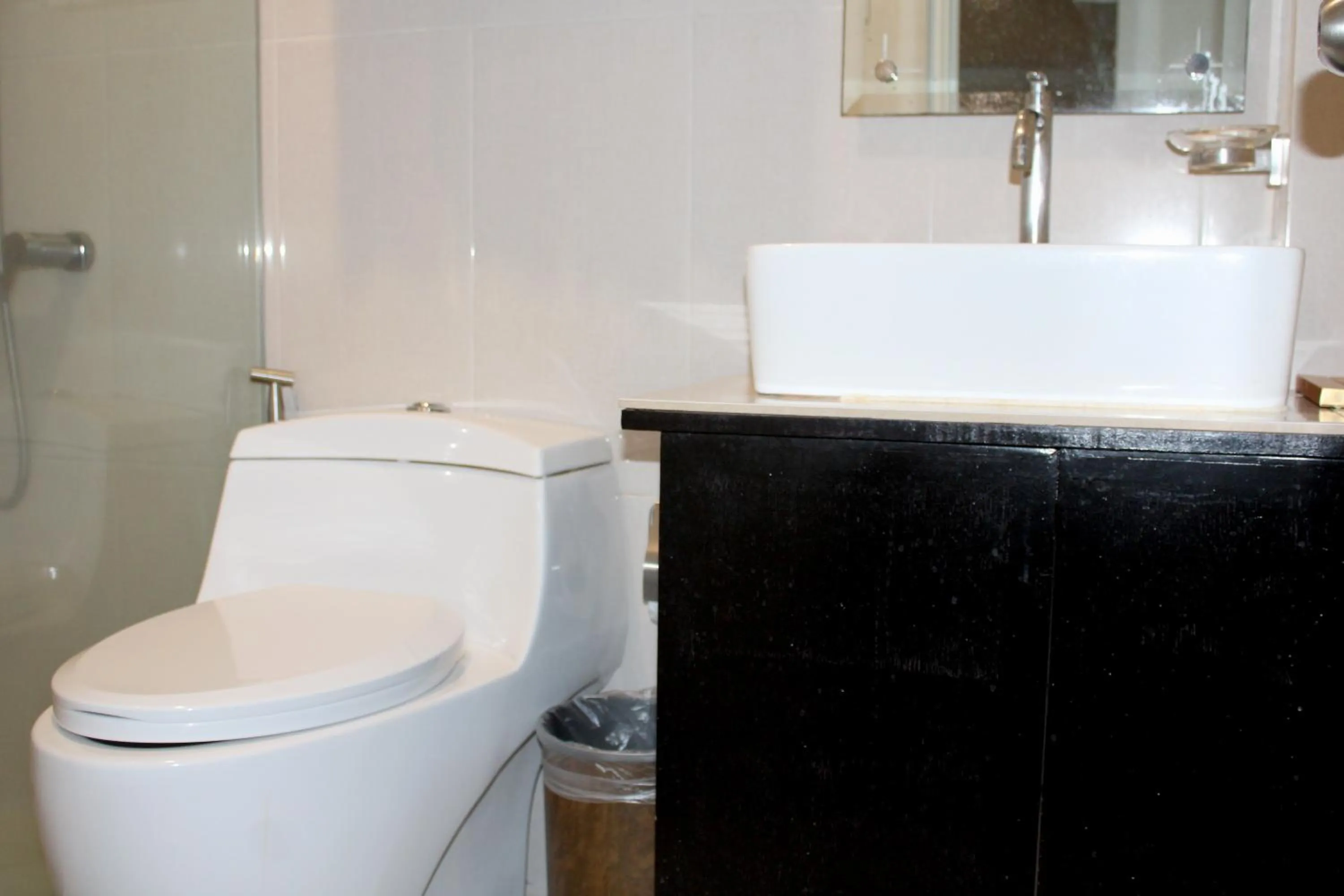 Bathroom in Dancenter Boss Hotel Near Clark International Airport
