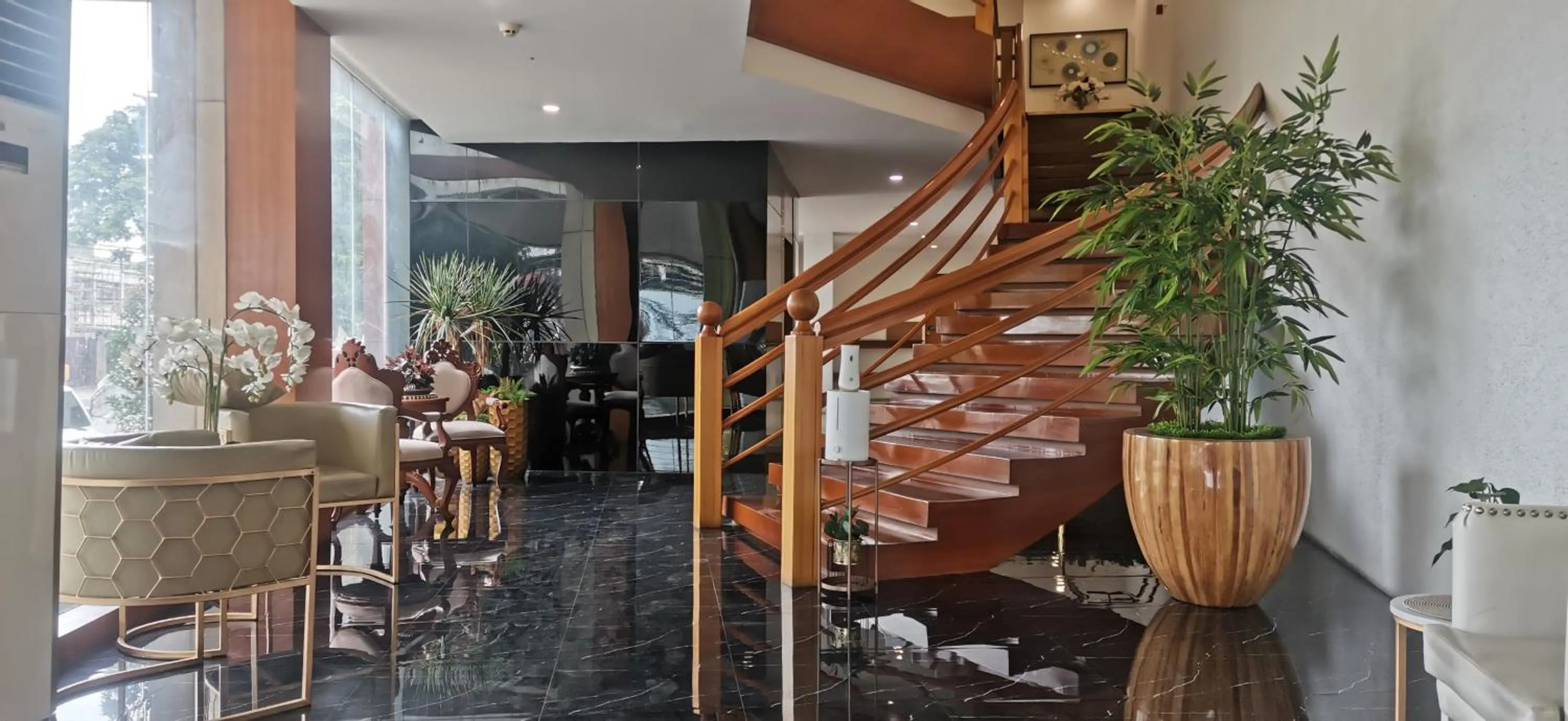 Lobby or reception in Dancenter Boss Hotel Near Clark International Airport