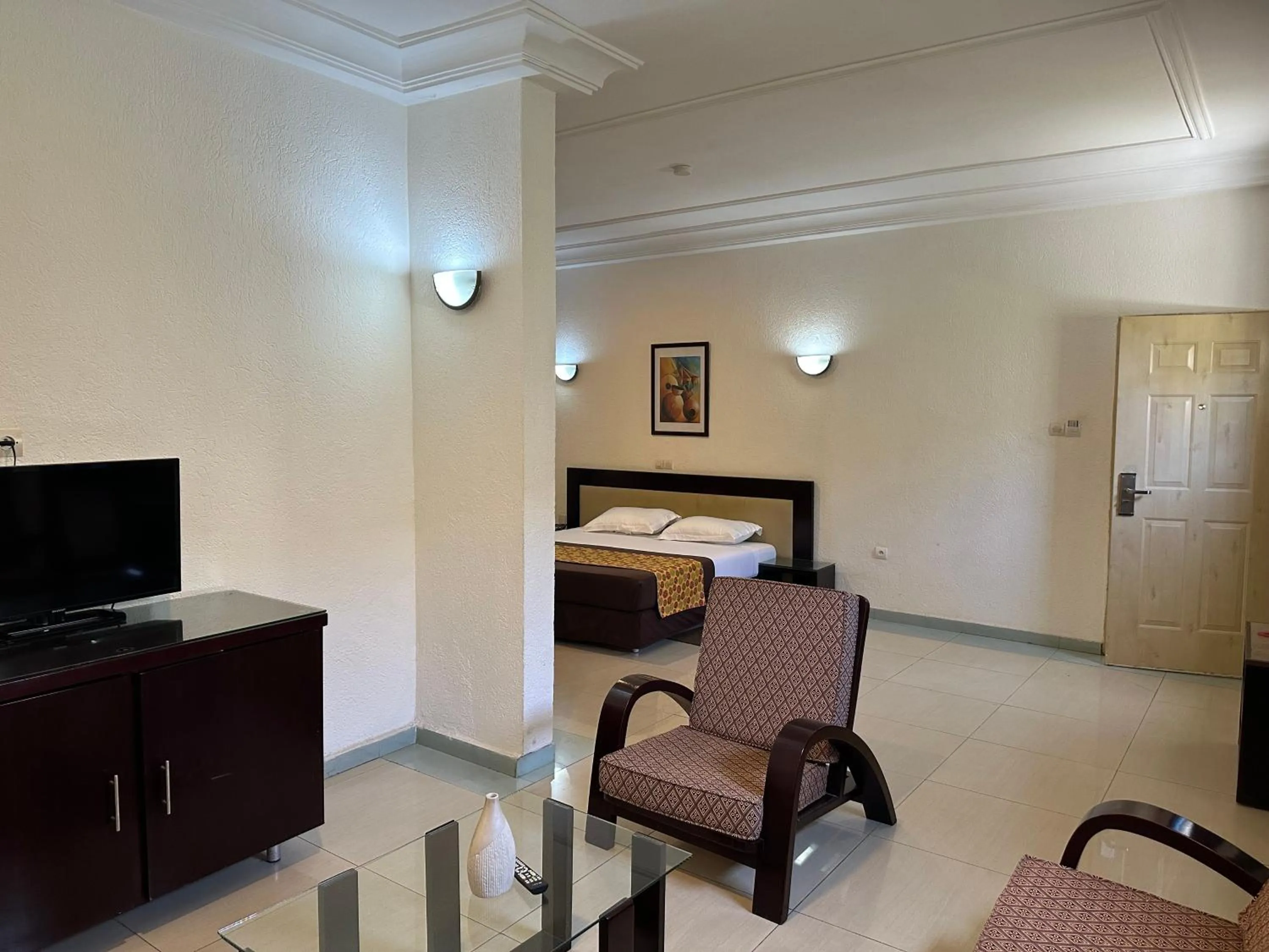 Seating area, Bed in Hotel le Pelican