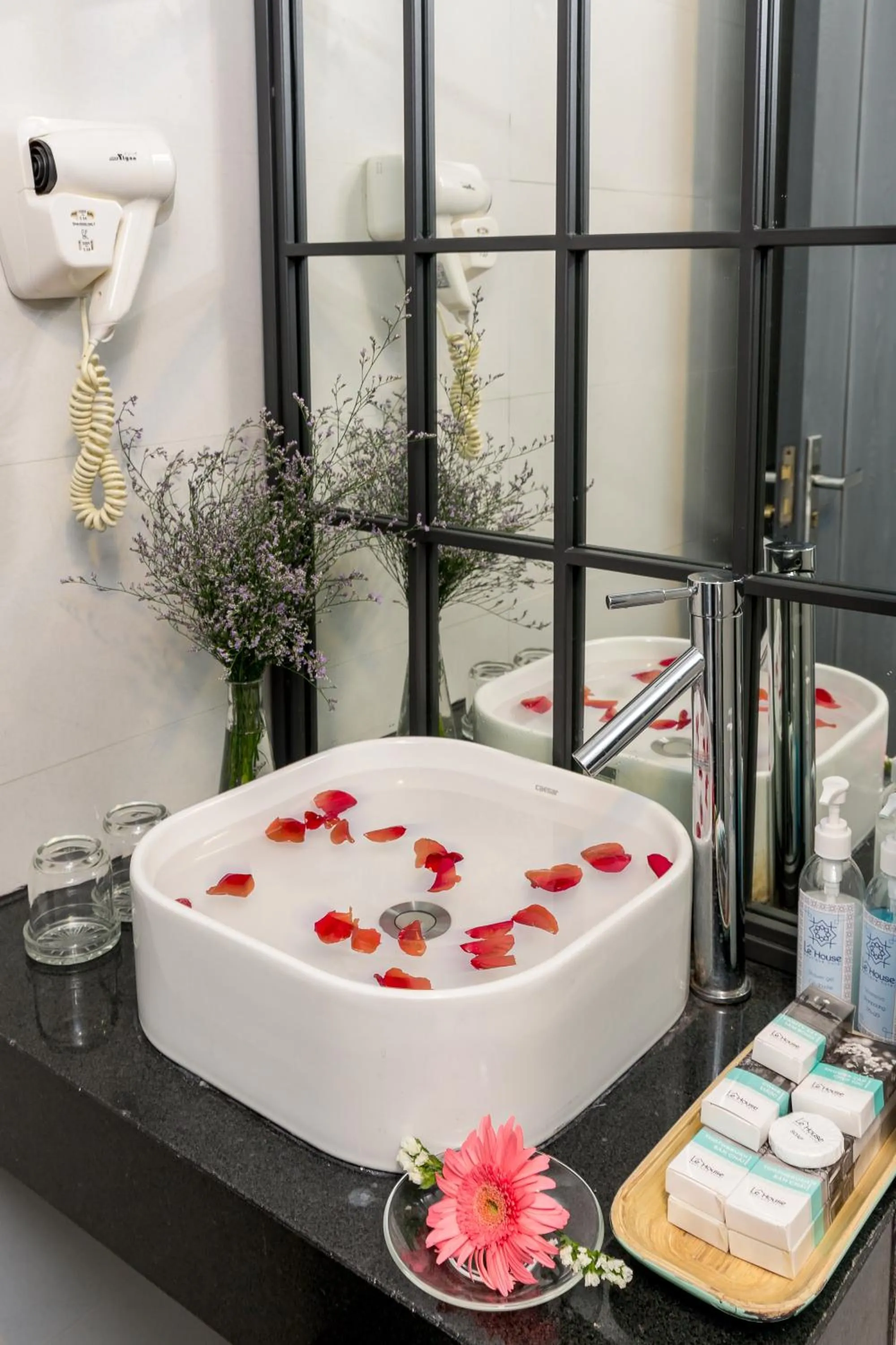 Bathroom in Le House Boutique Hotel - 100m to the beach