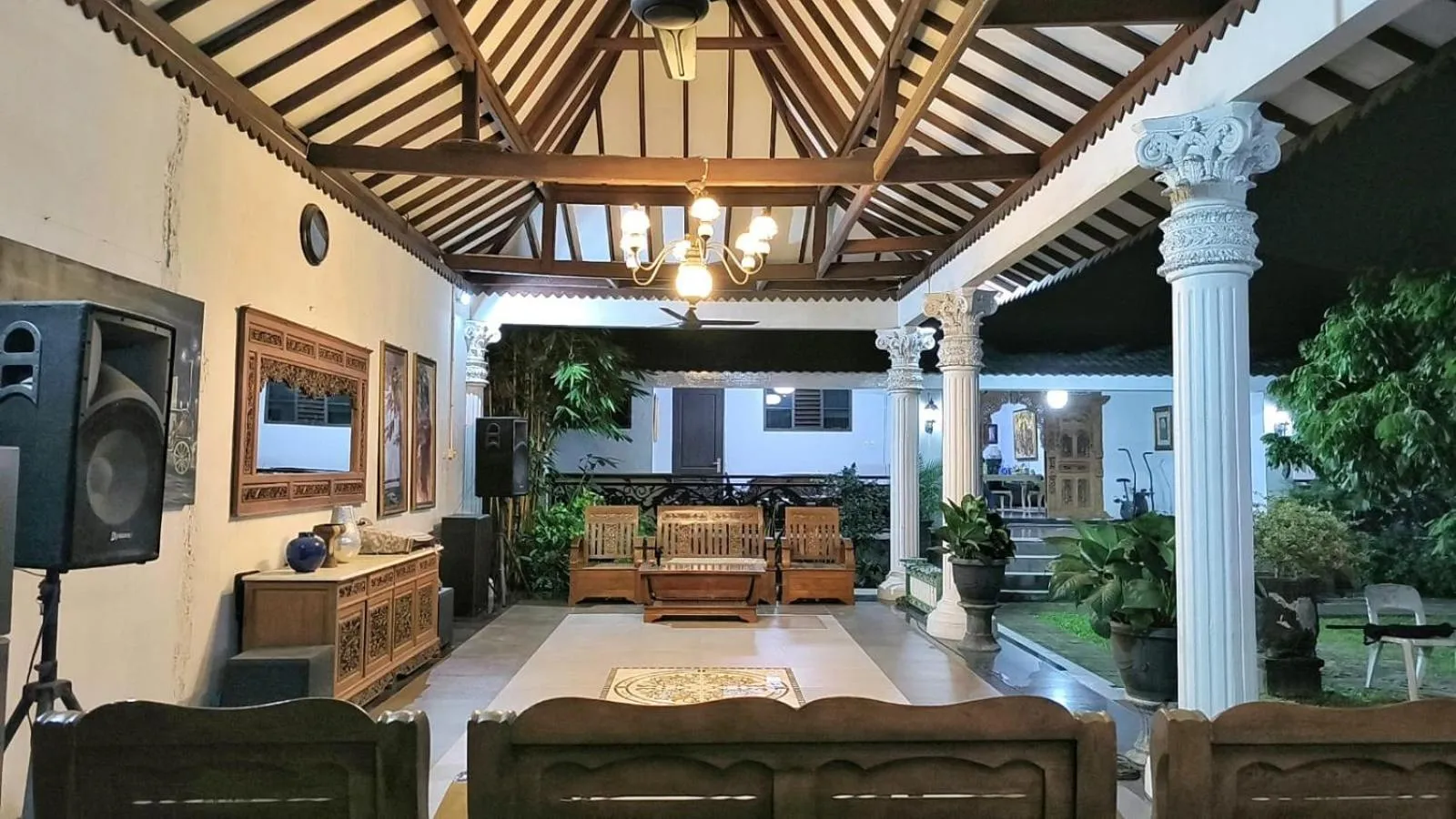 Communal lounge/ TV room in Omah Keniten Prambanan