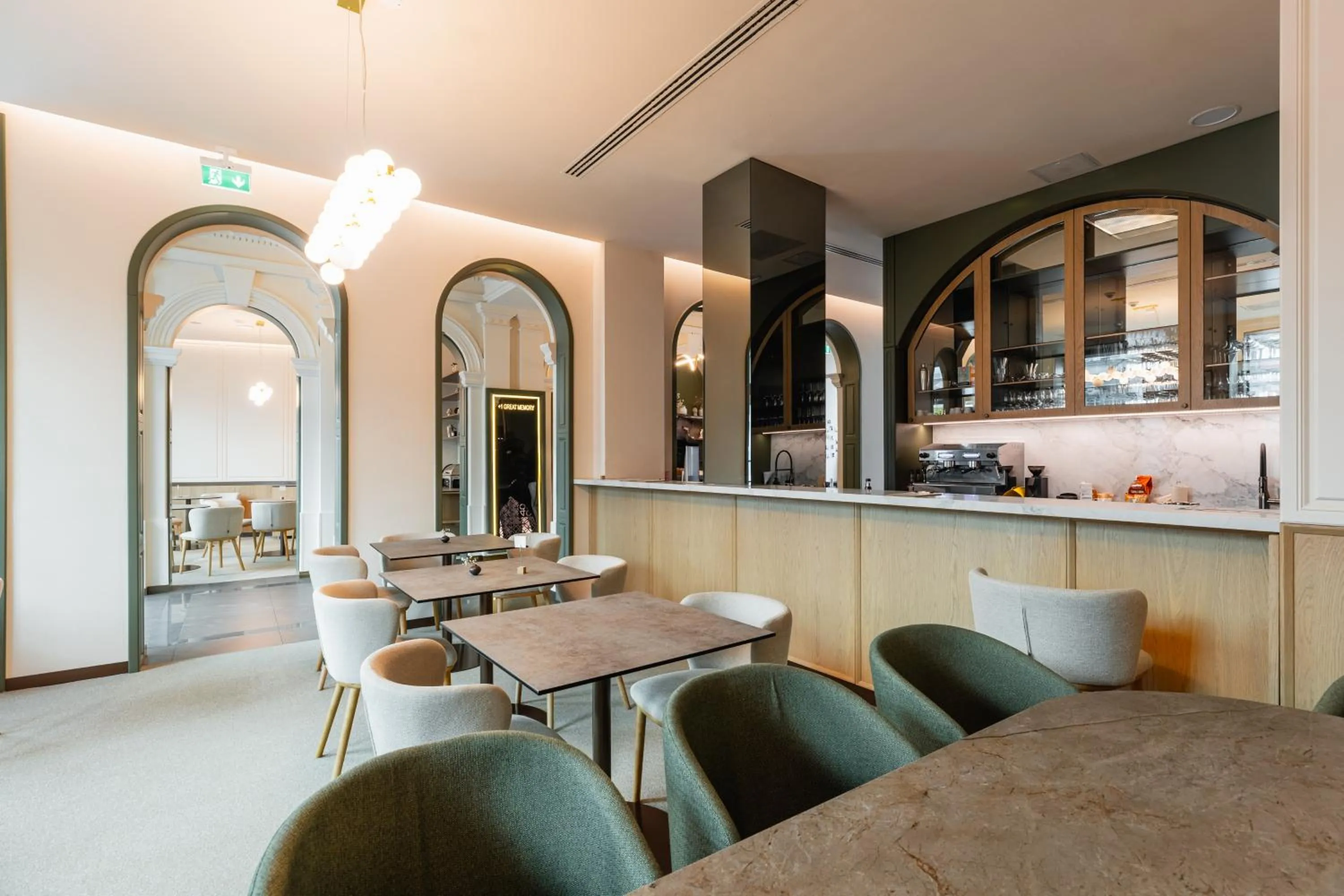 Restaurant/places to eat in FortyPlusOne Hotel Vienna