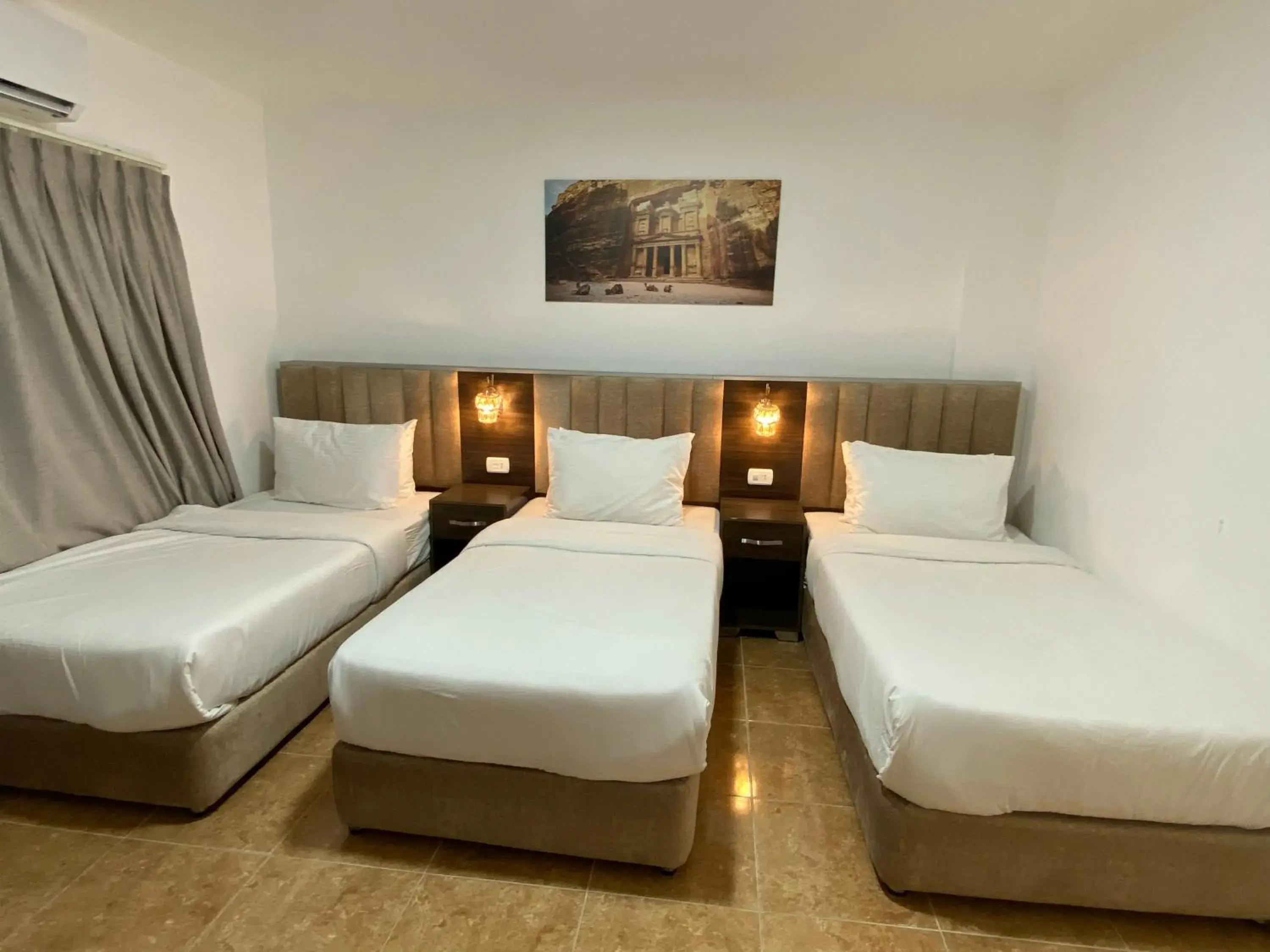 Triple Room with Private Bathroom in Petra Jewel Hotel Triple Room with Private Bathroom in Petra Jewel Hotel
