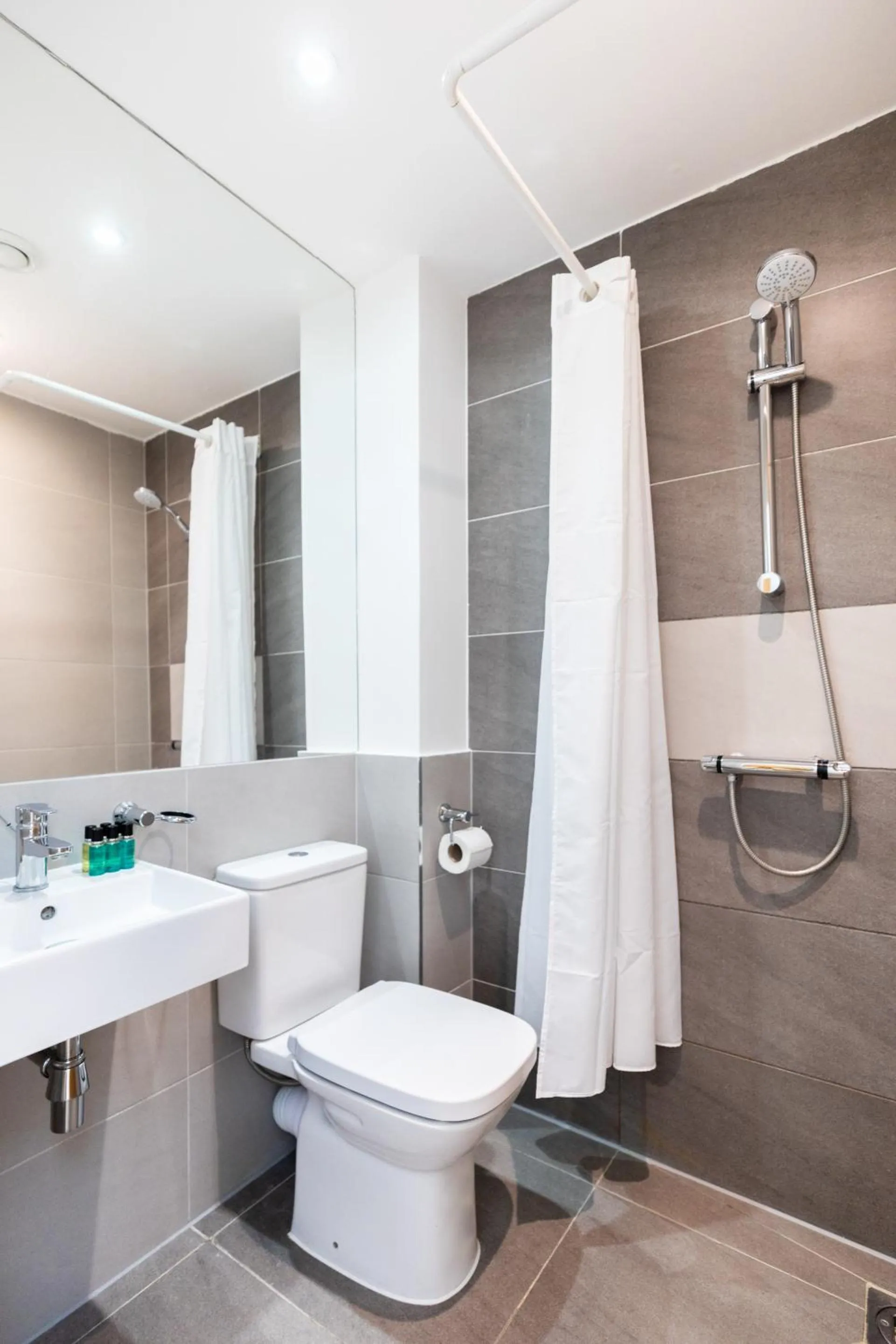 Bathroom in Kensington High Street Suites