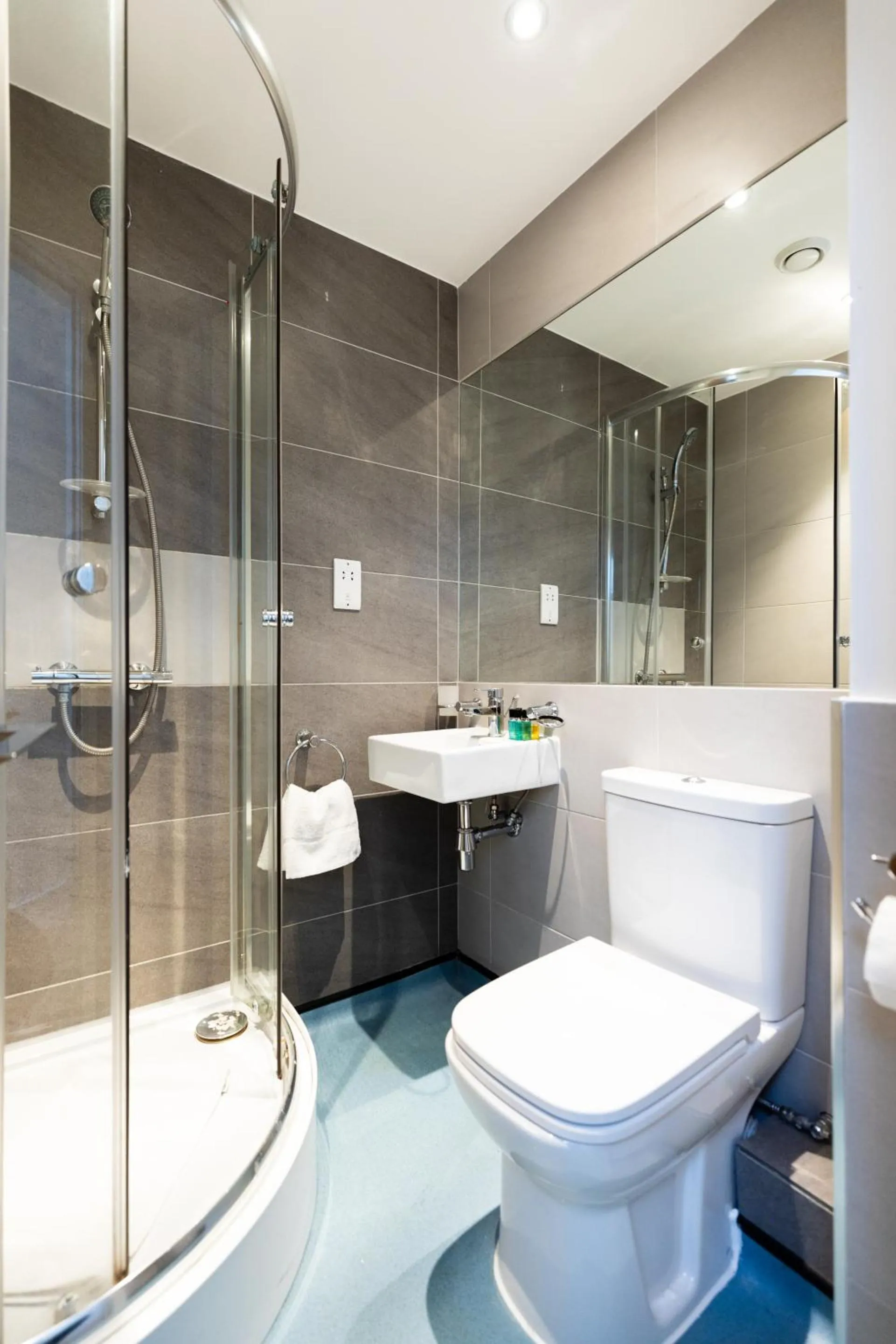 Bathroom in Kensington High Street Suites
