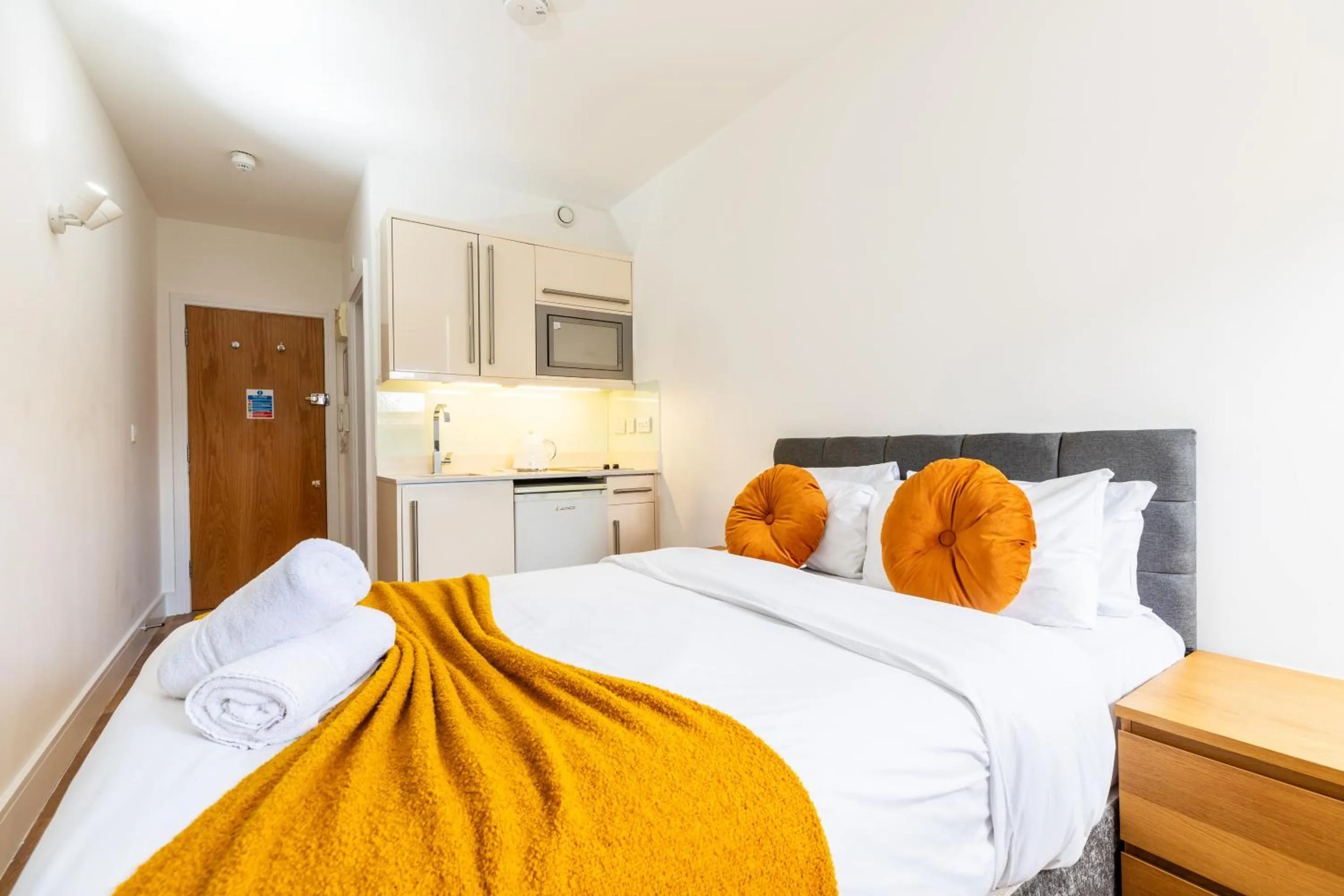 Bedroom, Bed in Kensington High Street Suites