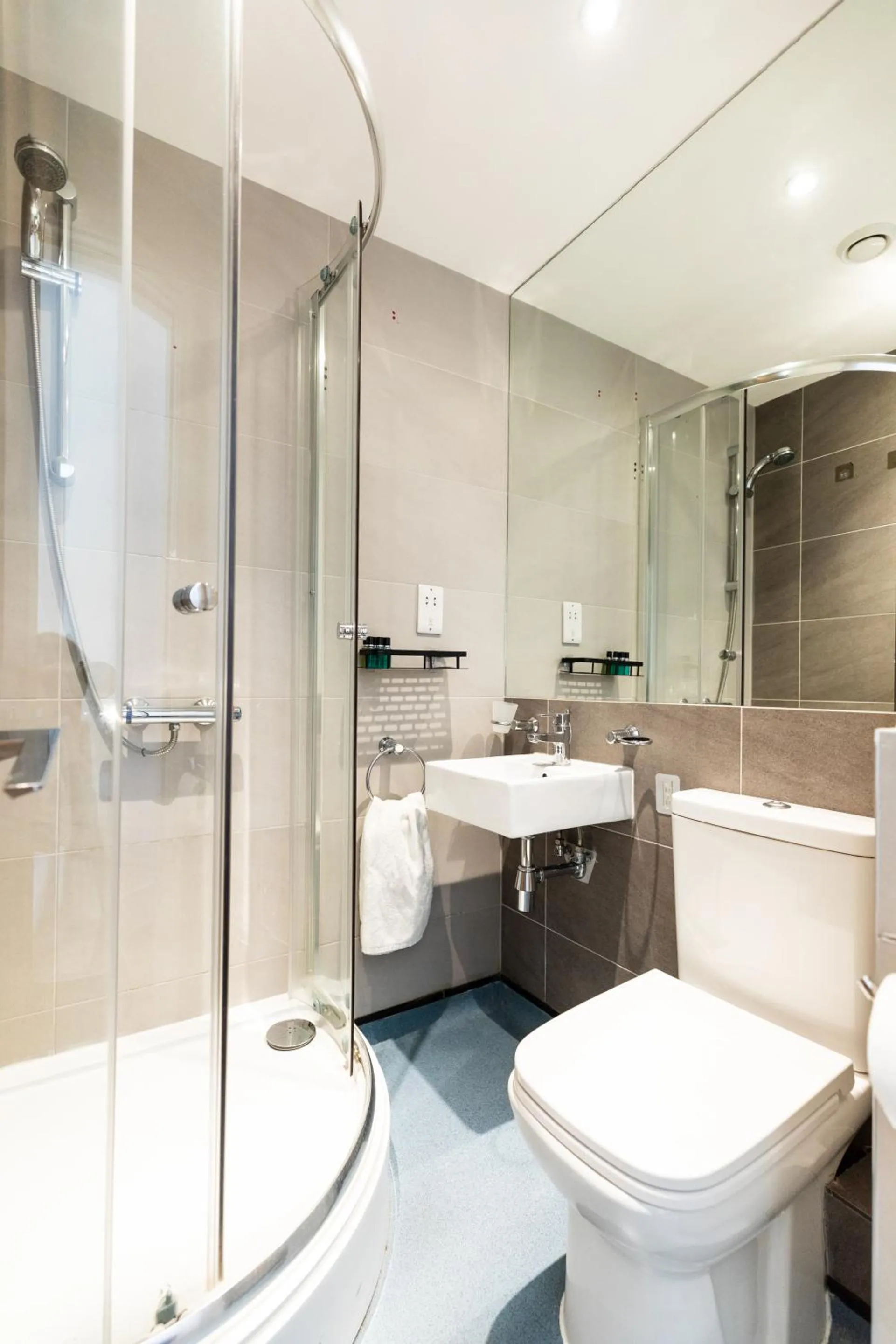 Bathroom in Kensington High Street Suites