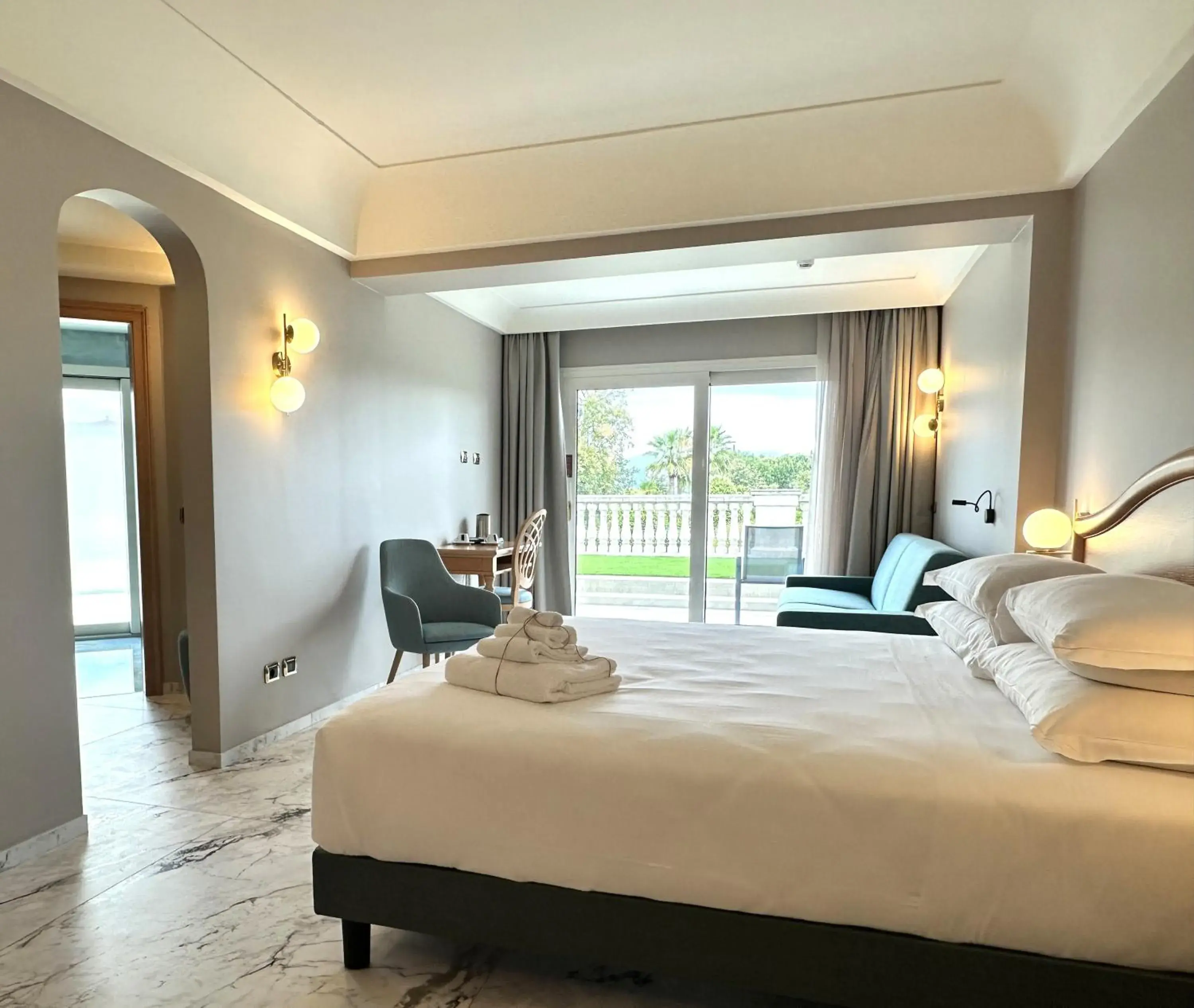 Balcony/Terrace, Bed in Palace Hotel Desenzano Balcony/Terrace, Bed in Palace Hotel Desenzano