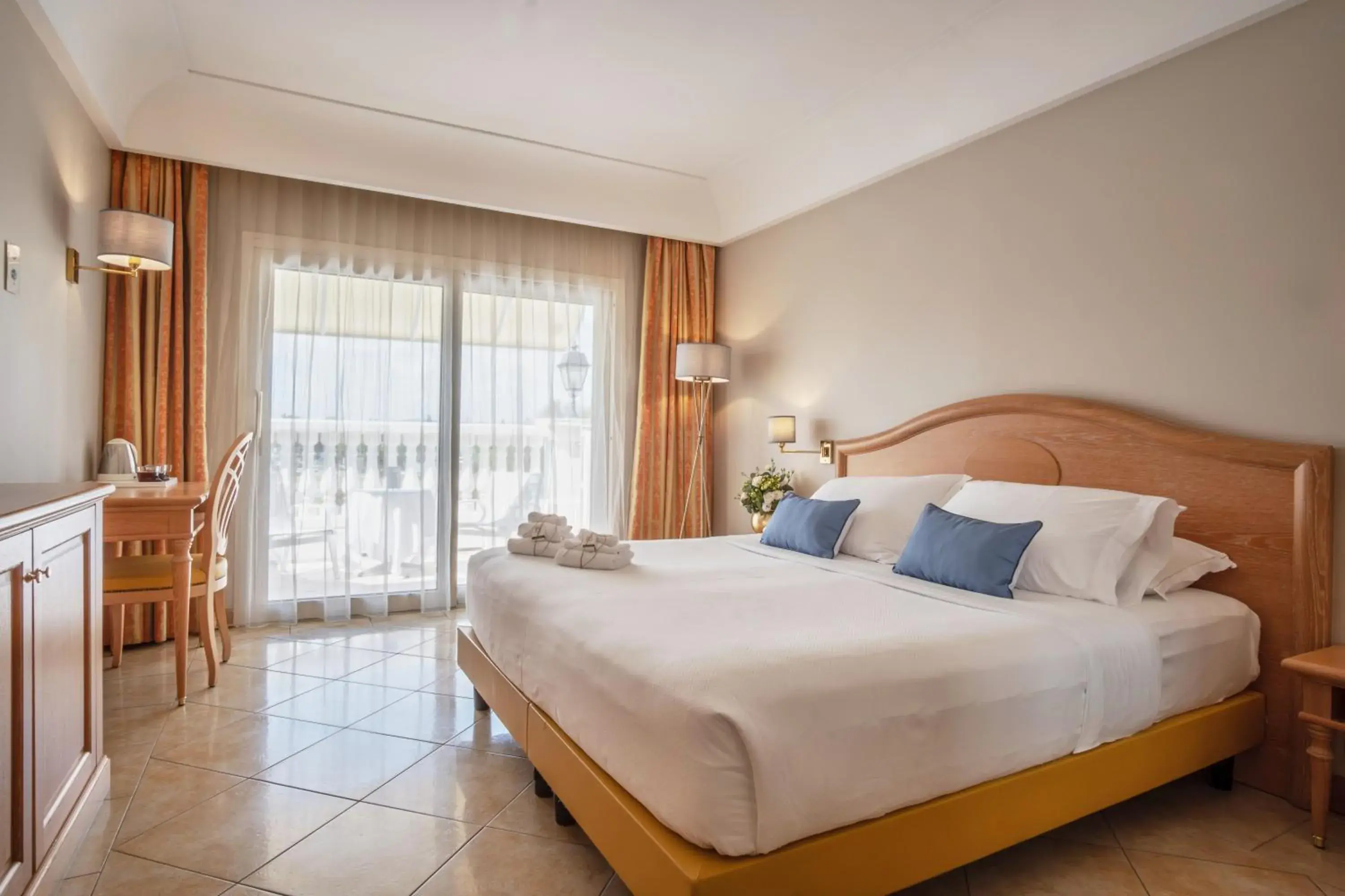 Superior Double Room with Lake View and Spa Access in Palace Hotel Desenzano Superior Double Room with Lake View and Spa Access in Palace Hotel Desenzano