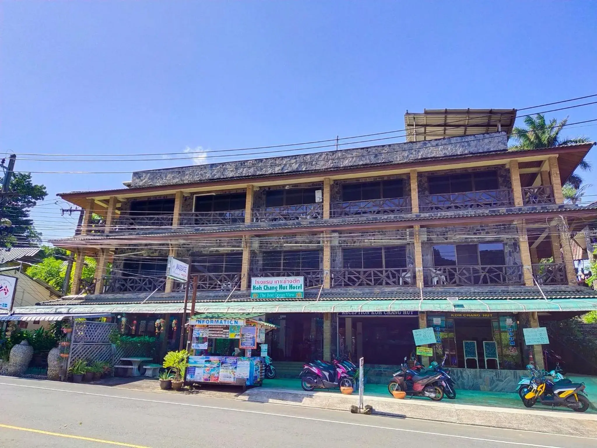 Property building in Koh Chang Hut Hotel Property building in Koh Chang Hut Hotel