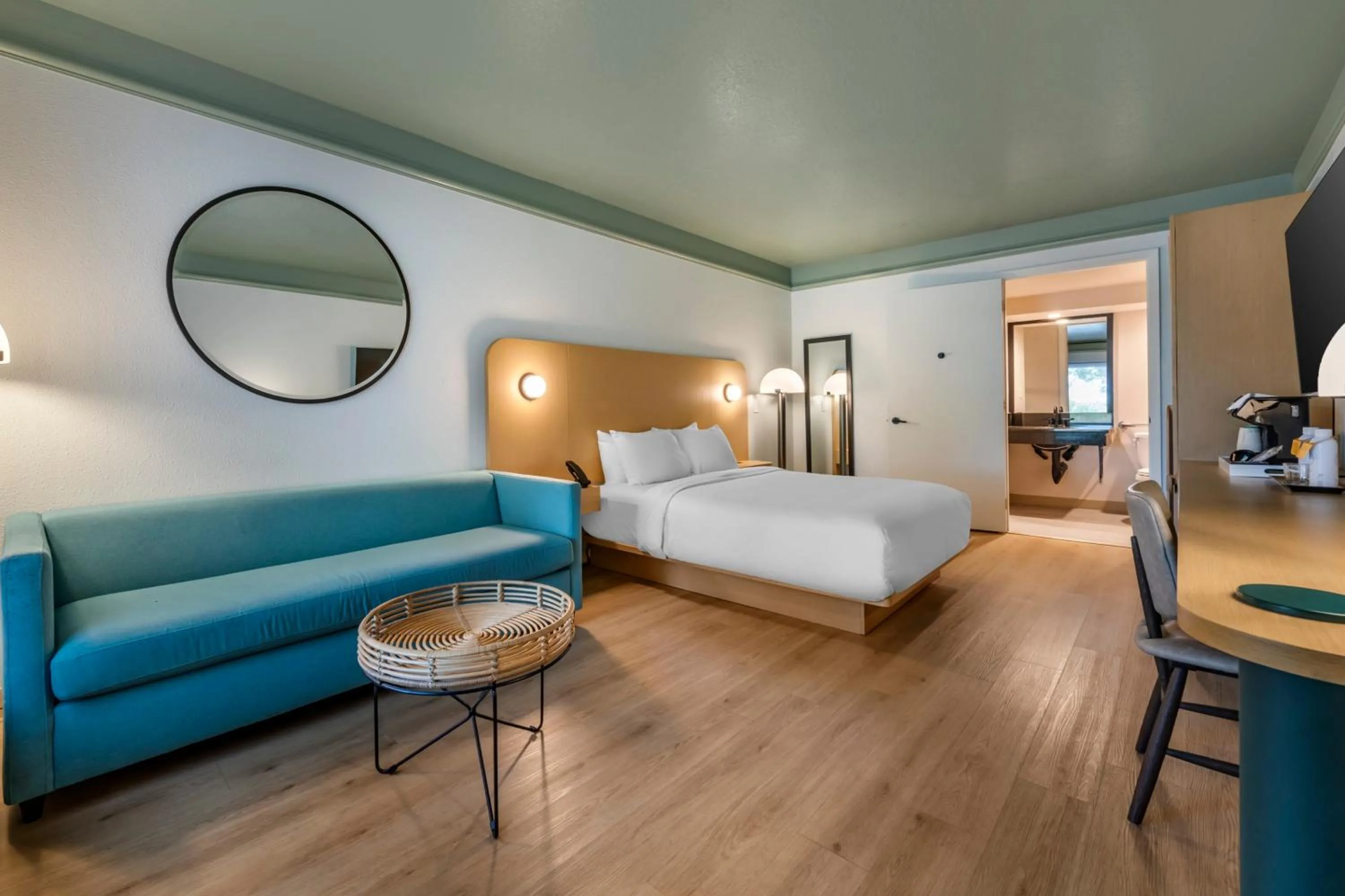 Photo of the whole room, Bed in voco Kissimmee Orlando by IHG