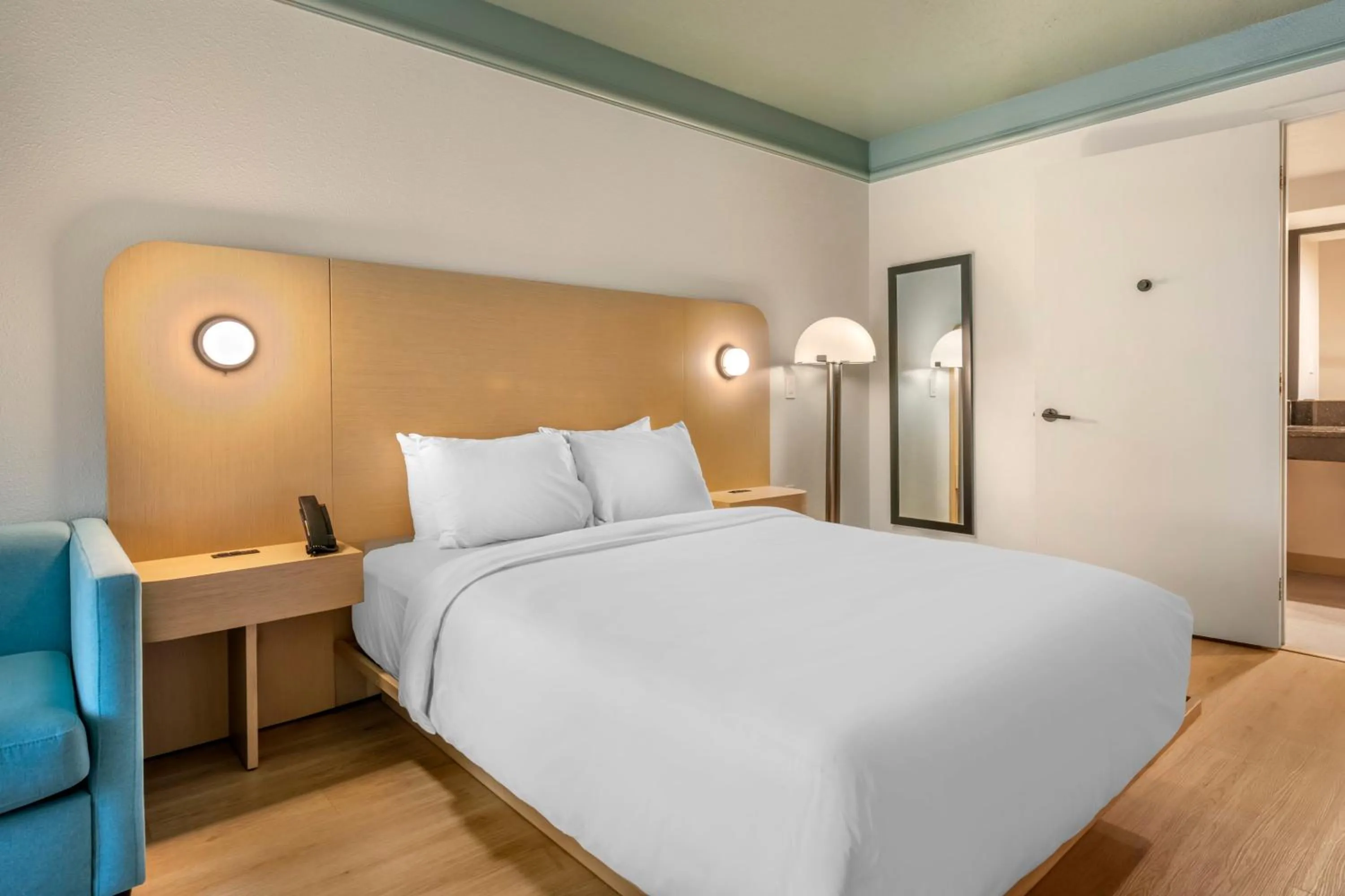 Photo of the whole room, Bed in voco Kissimmee Orlando by IHG