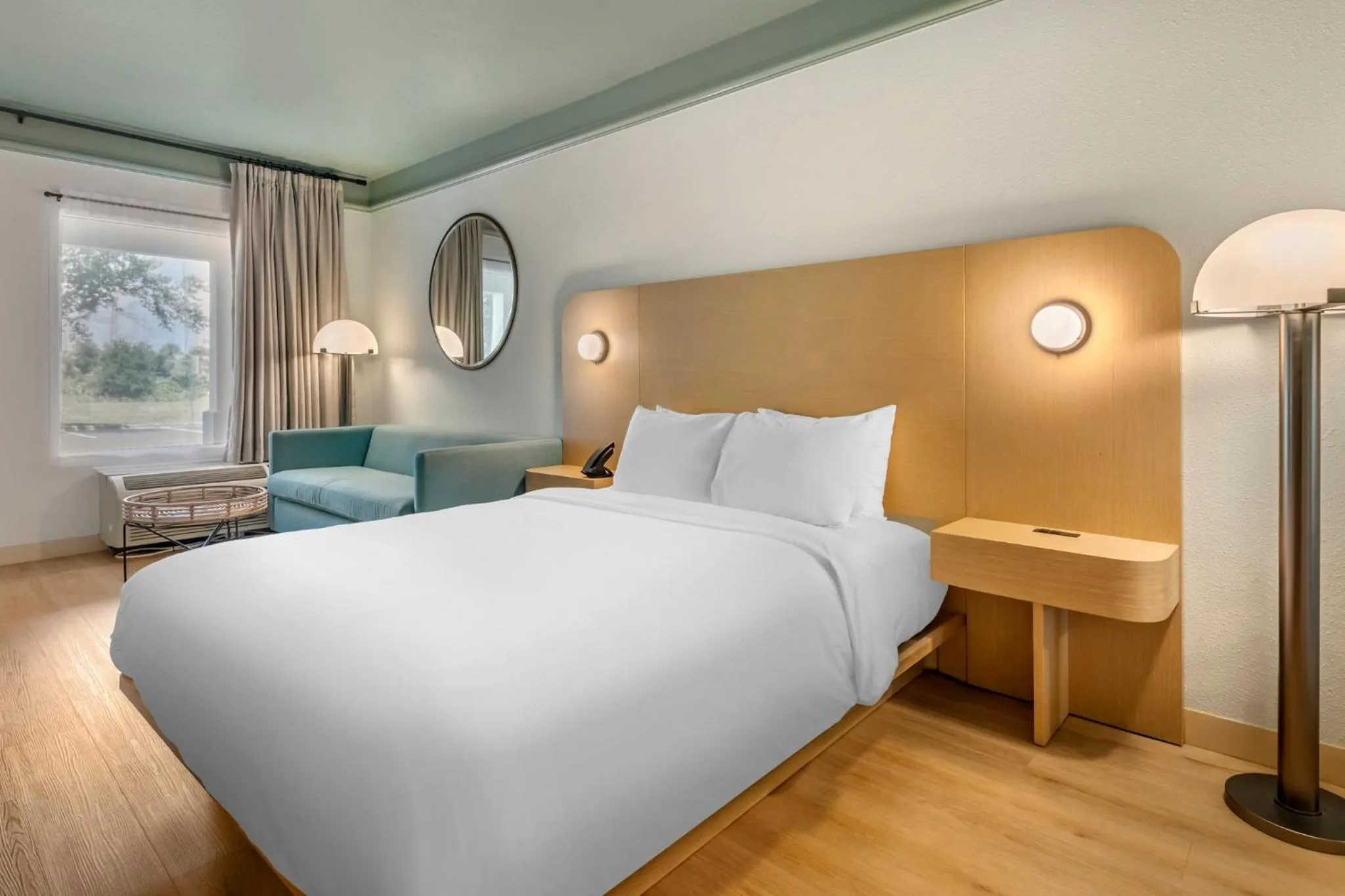 Photo of the whole room, Bed in voco Kissimmee Orlando by IHG