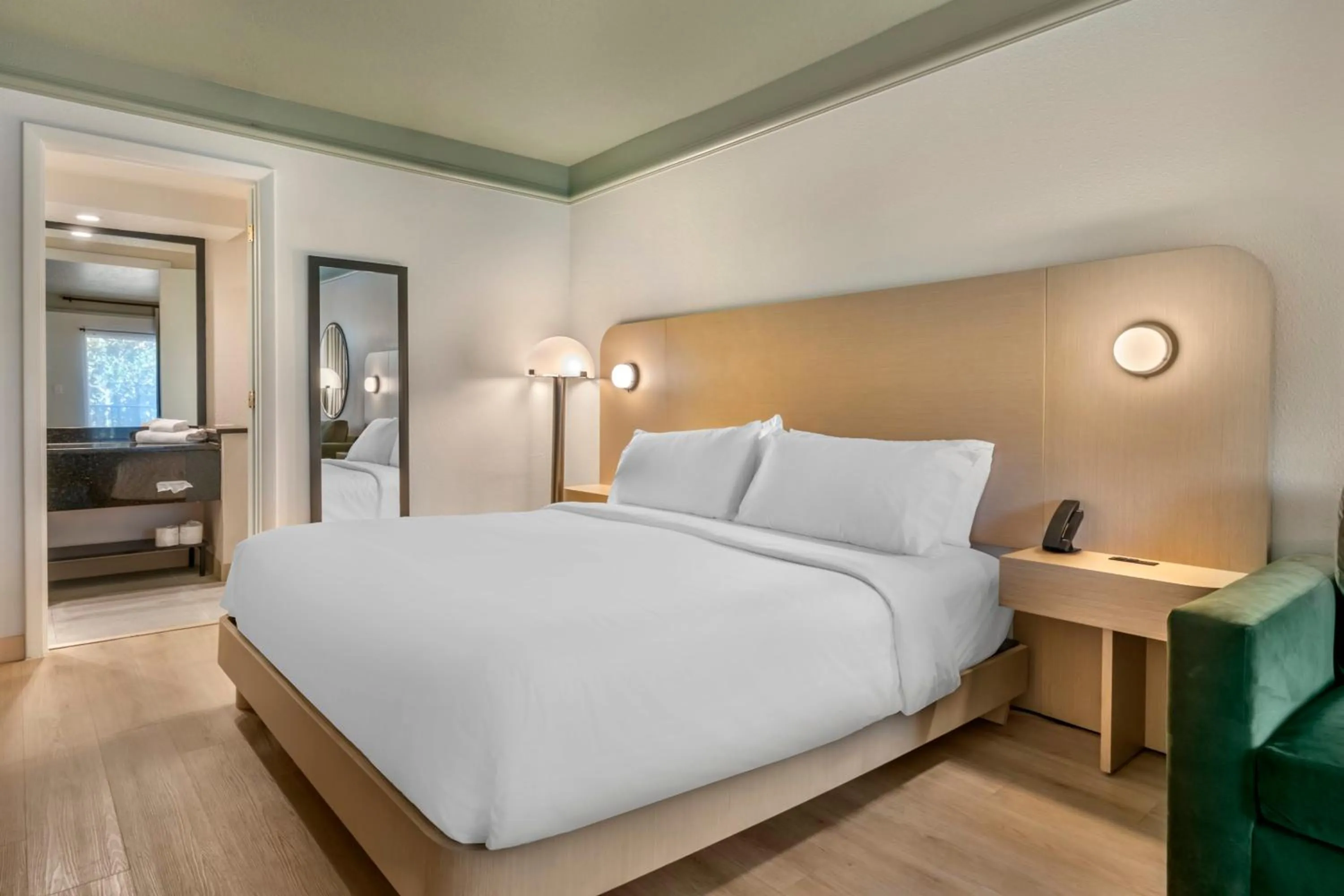 Photo of the whole room, Bed in voco Kissimmee Orlando by IHG