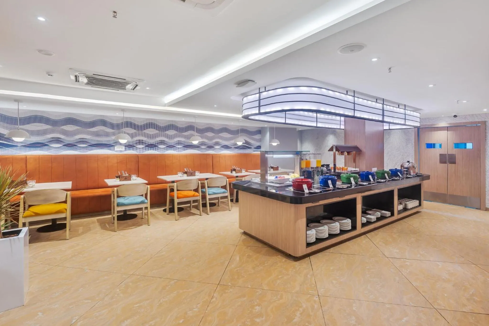 Restaurant/places to eat in Holiday Inn Express & Suites Vijayawada