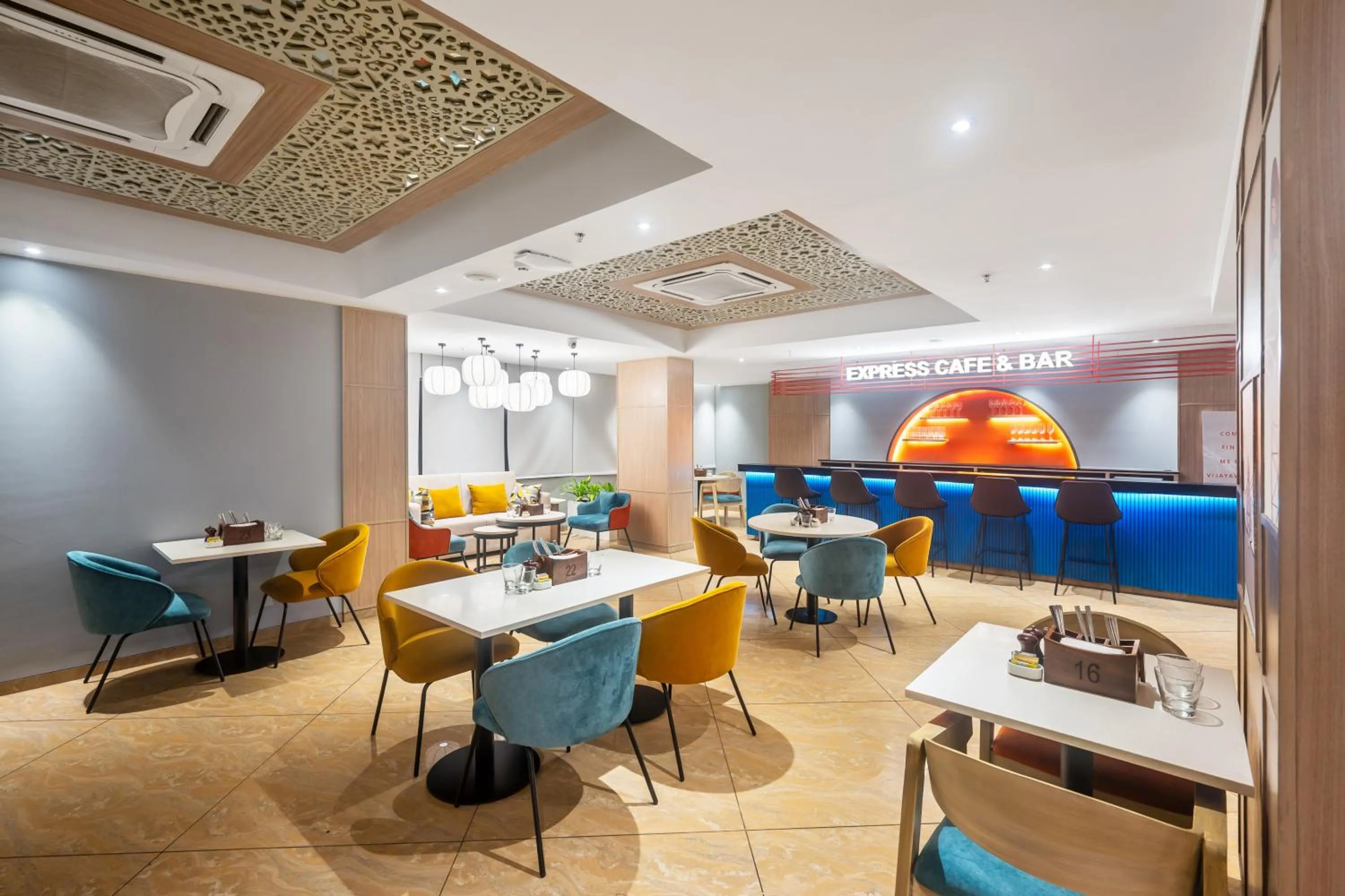 Restaurant/places to eat in Holiday Inn Express & Suites Vijayawada