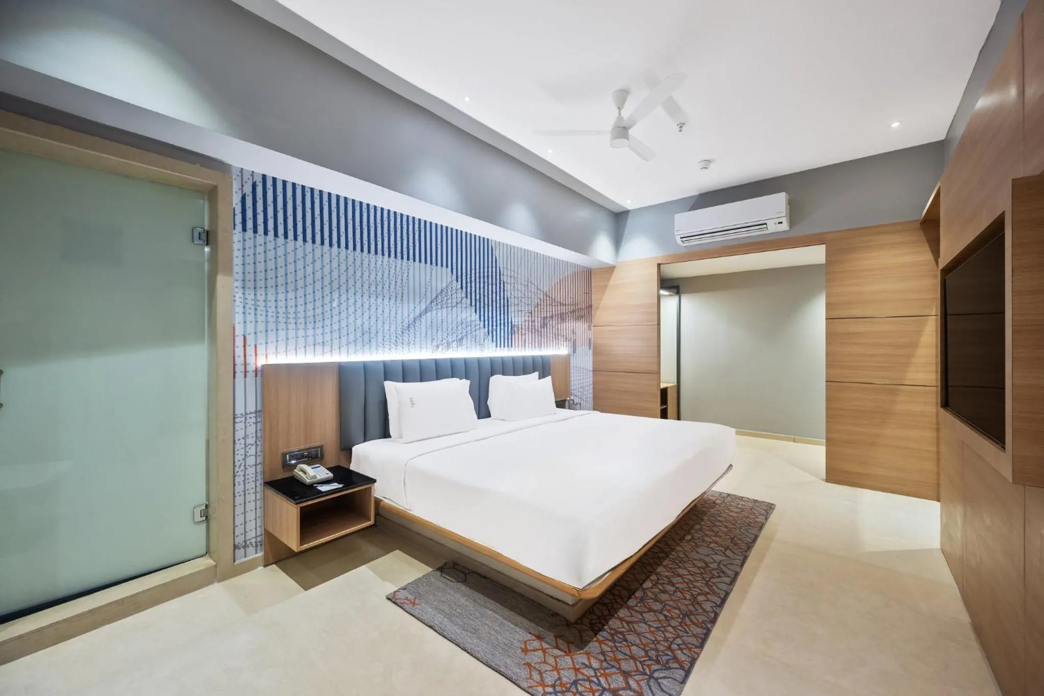 Photo of the whole room, Bed in Holiday Inn Express & Suites Vijayawada
