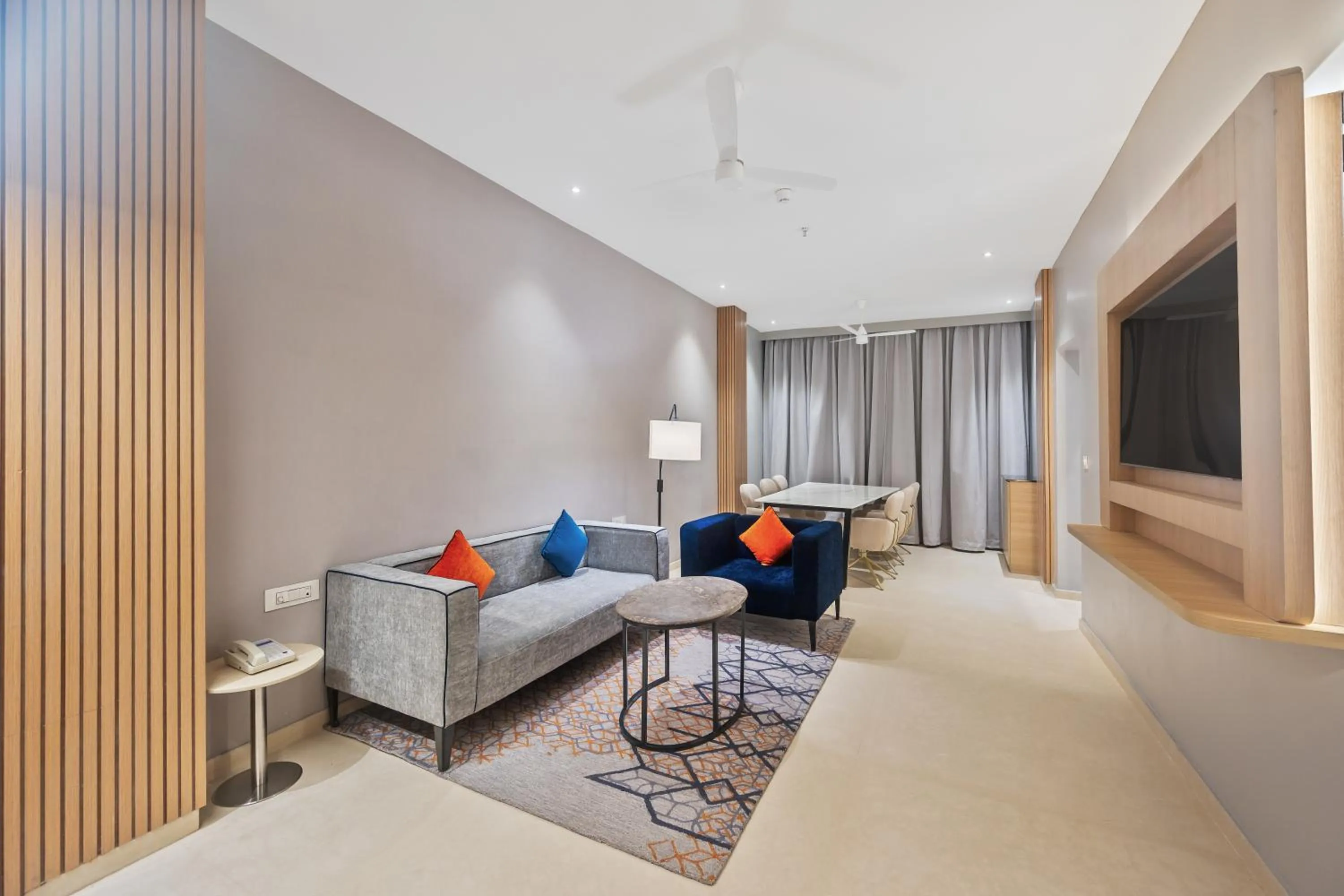 Living room, Bed in Holiday Inn Express & Suites Vijayawada