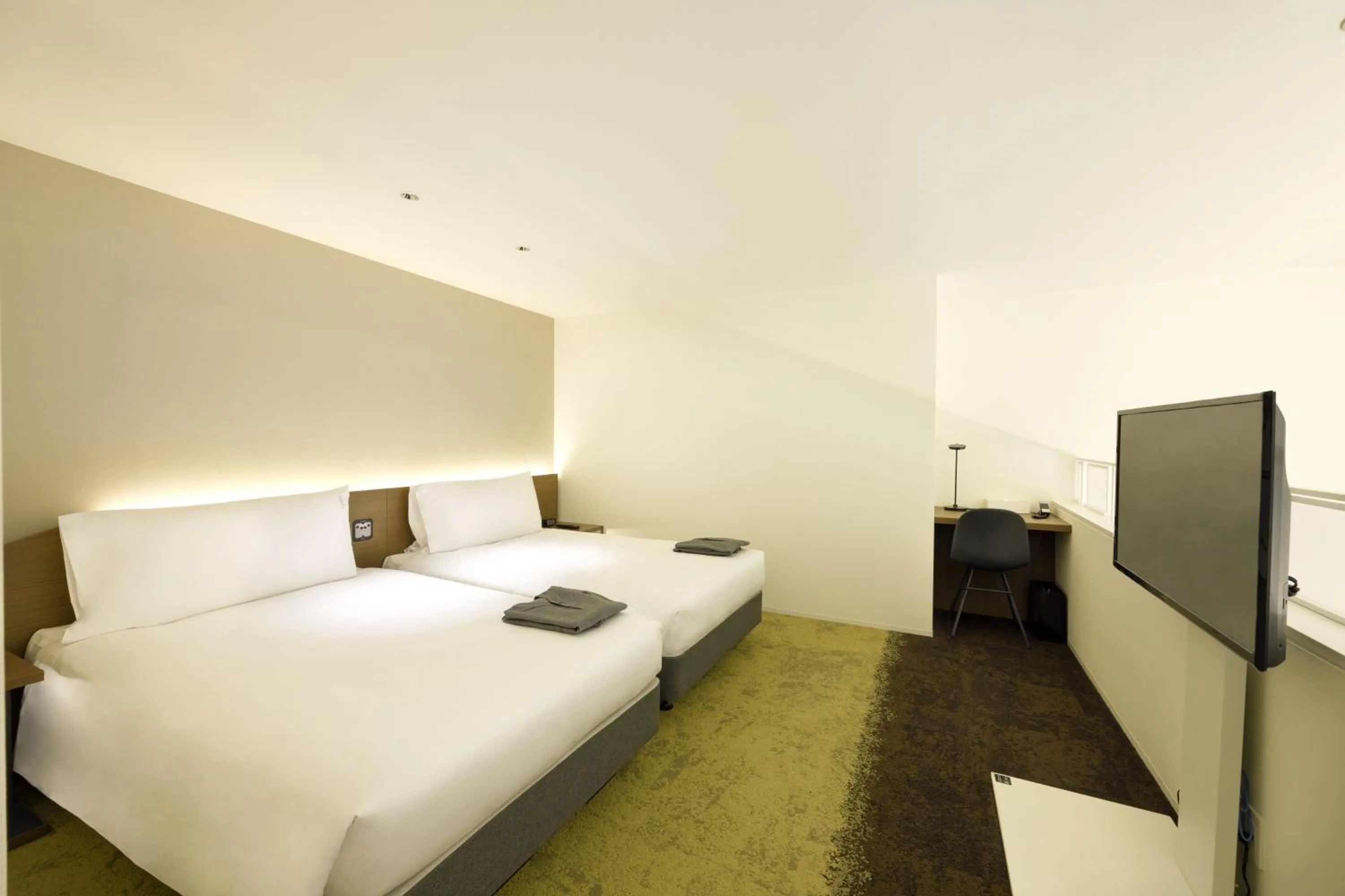 Photo of the whole room, Bed in Holiday Inn & Suites Sapporo Odori Park by IHG