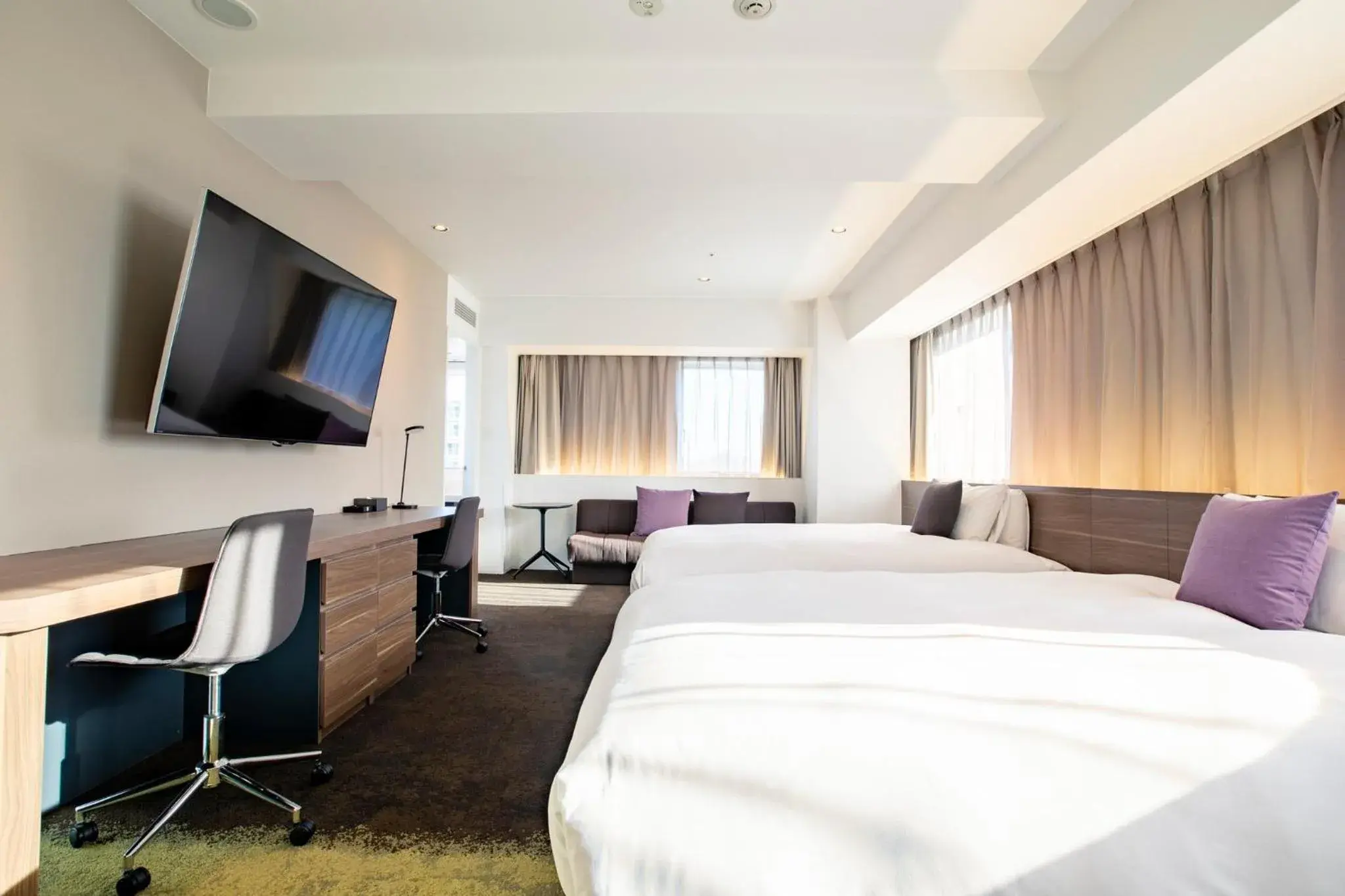 Photo of the whole room, Bed in Holiday Inn & Suites Sapporo Odori Park by IHG Photo of the whole room, Bed in Holiday Inn & Suites Sapporo Odori Park by IHG