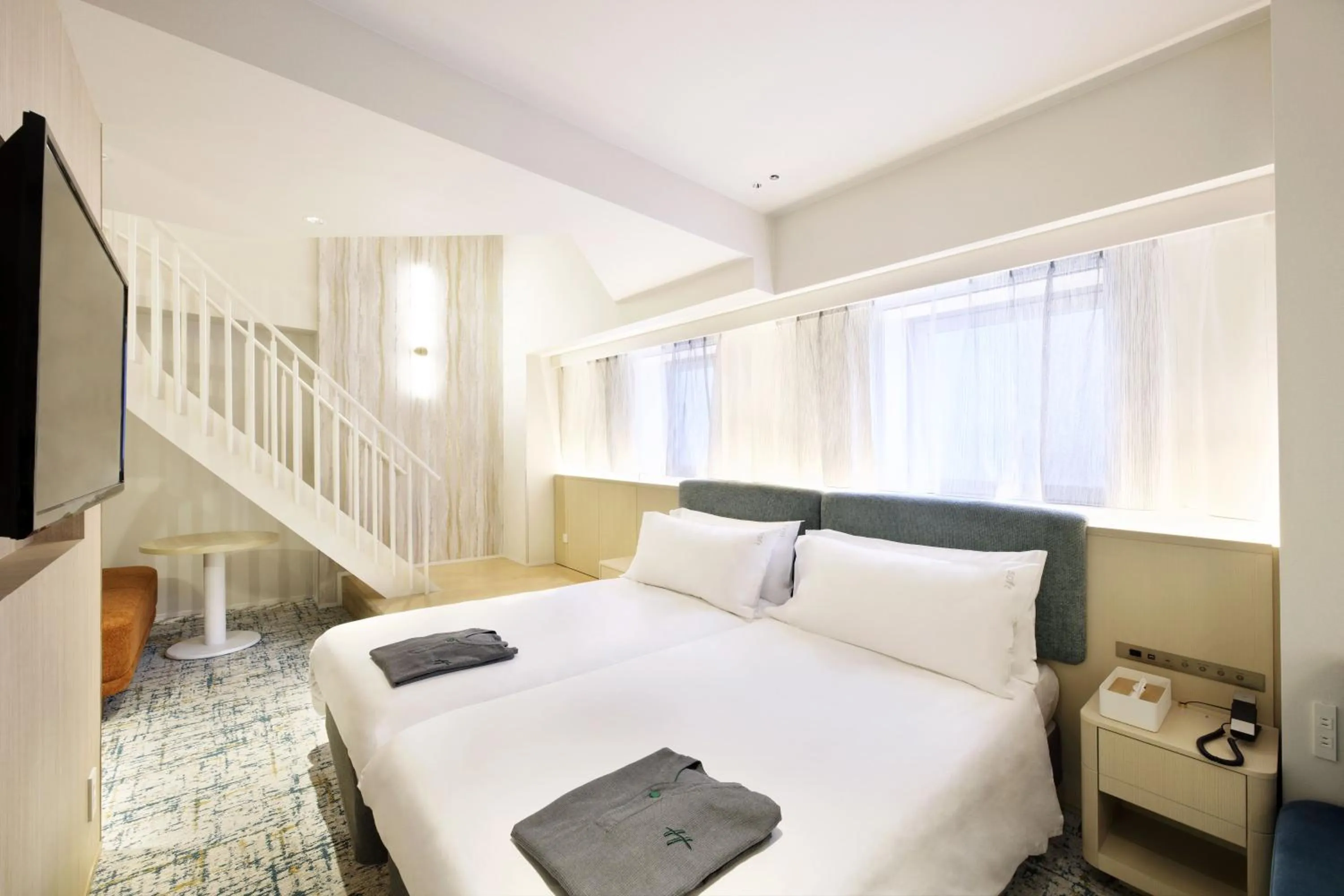 Living room, Bed in Holiday Inn & Suites Sapporo Odori Park by IHG