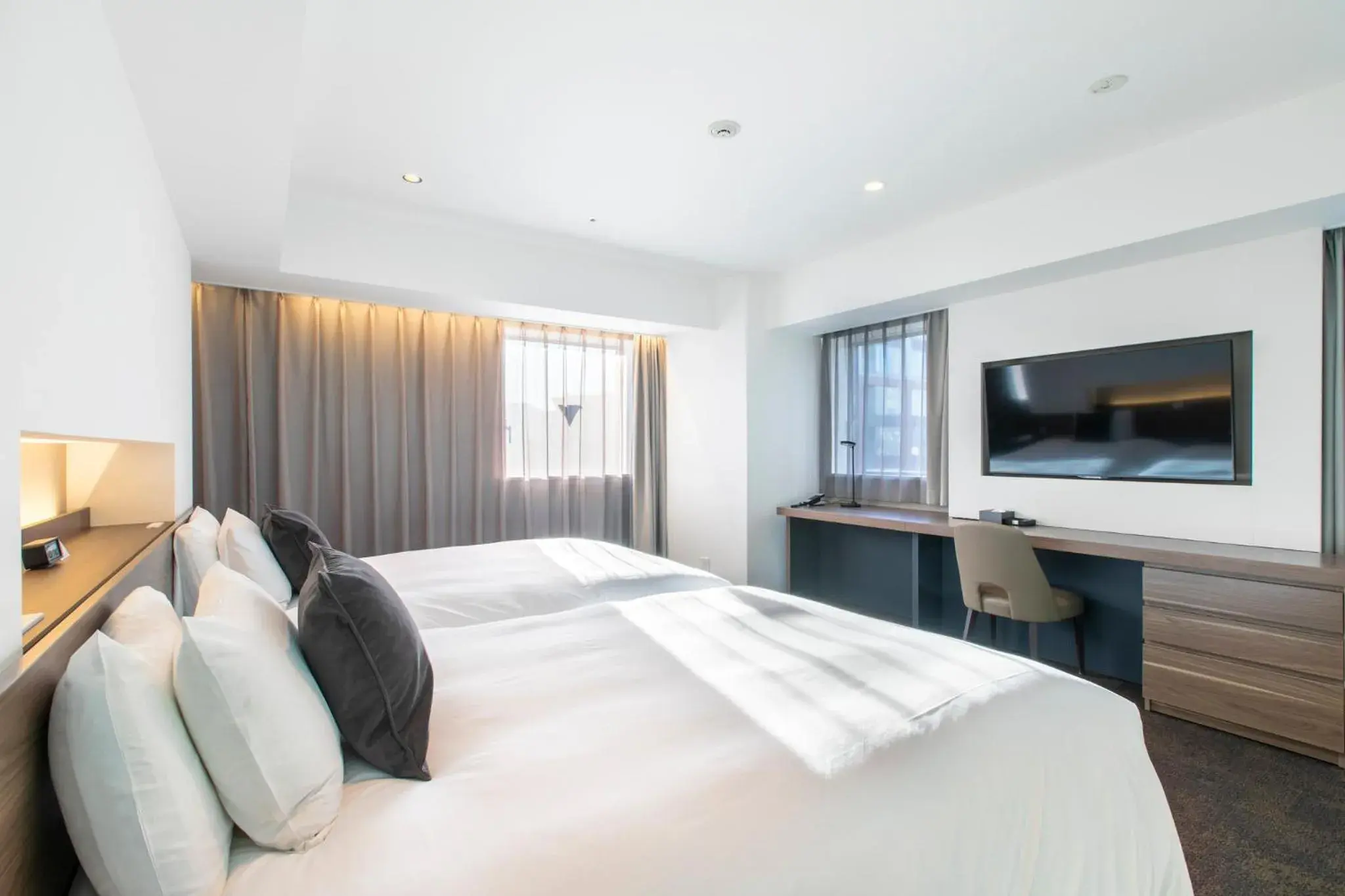 Photo of the whole room, Bed in Holiday Inn & Suites Sapporo Odori Park by IHG Photo of the whole room, Bed in Holiday Inn & Suites Sapporo Odori Park by IHG