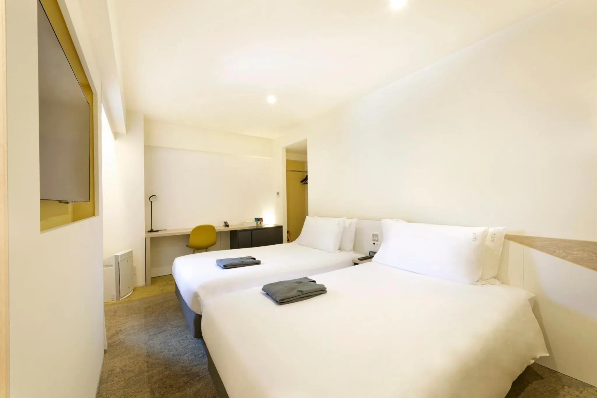 Photo of the whole room, Bed in Holiday Inn & Suites Sapporo Odori Park by IHG