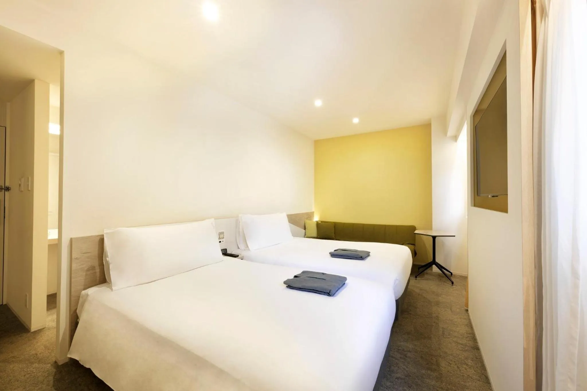 Photo of the whole room, Bed in Holiday Inn & Suites Sapporo Odori Park by IHG