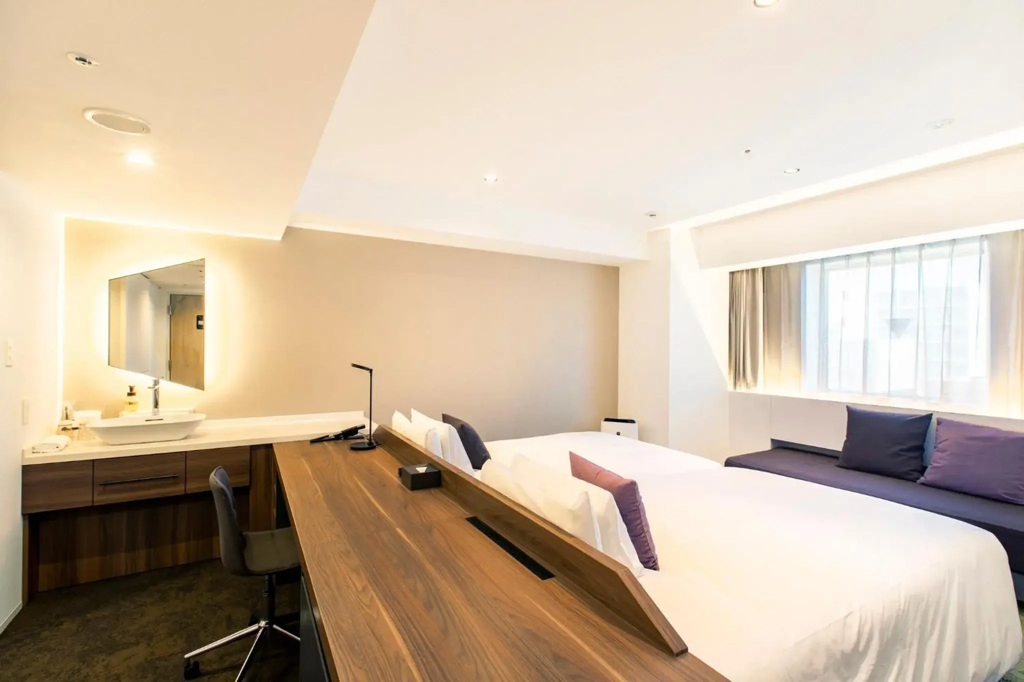 Photo of the whole room, Bed in Holiday Inn & Suites Sapporo Odori Park by IHG Photo of the whole room, Bed in Holiday Inn & Suites Sapporo Odori Park by IHG