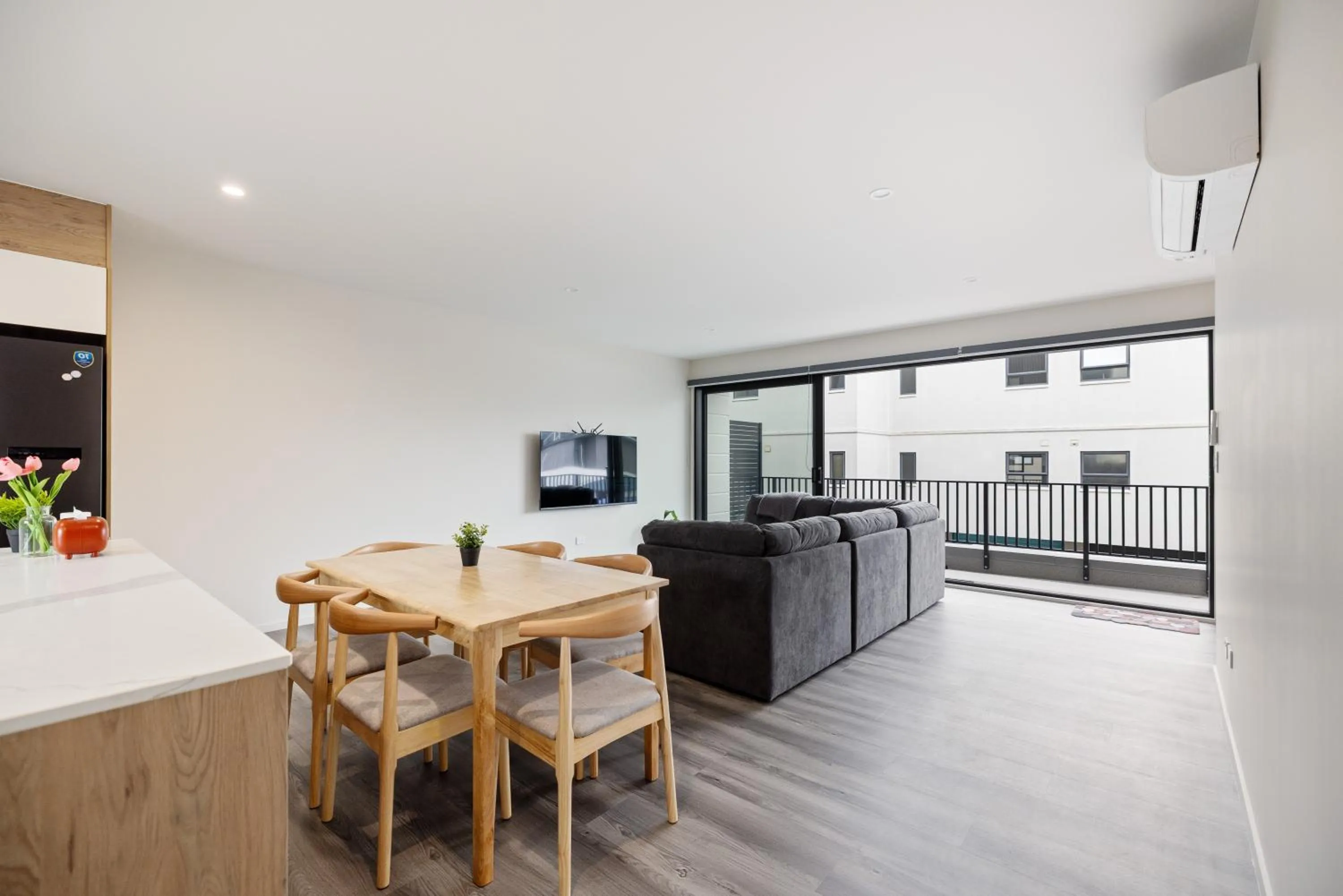 Living room in Large 3 Bedroom Townhouse in CBD - Perfect for Groups