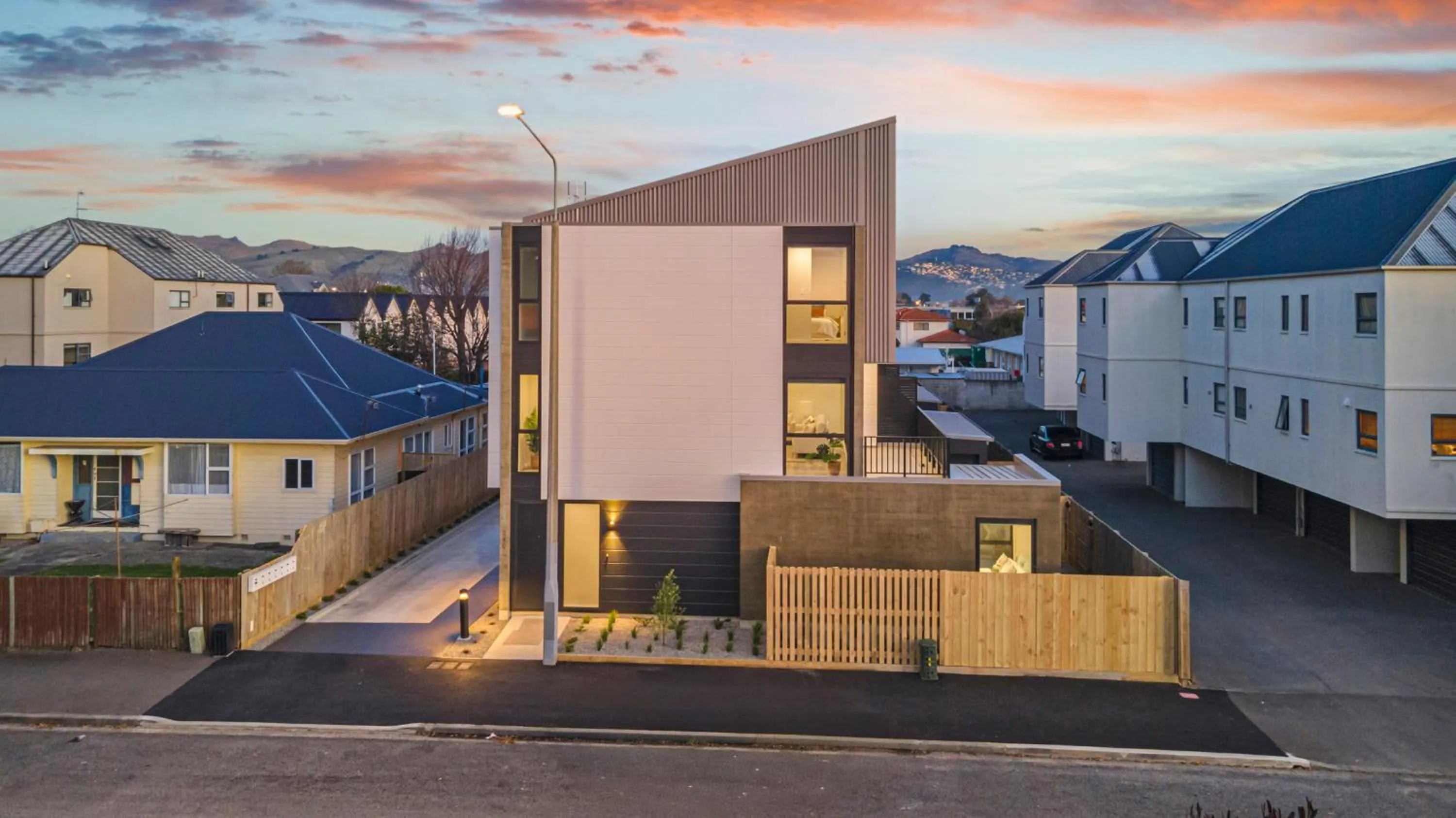 Property building in Large 3 Bedroom Townhouse in CBD - Perfect for Groups