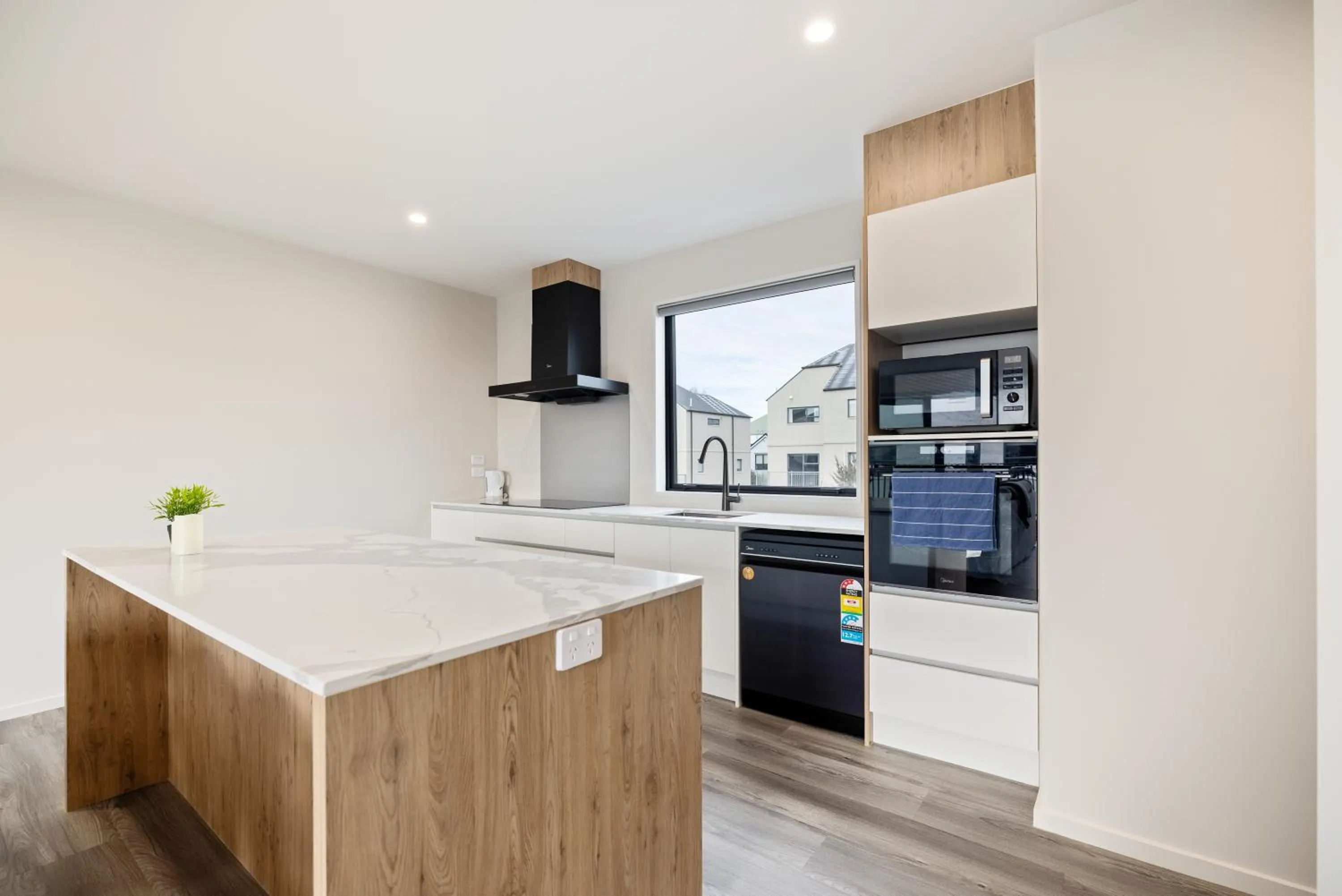kitchen in Large 3 Bedroom Townhouse in CBD - Perfect for Groups