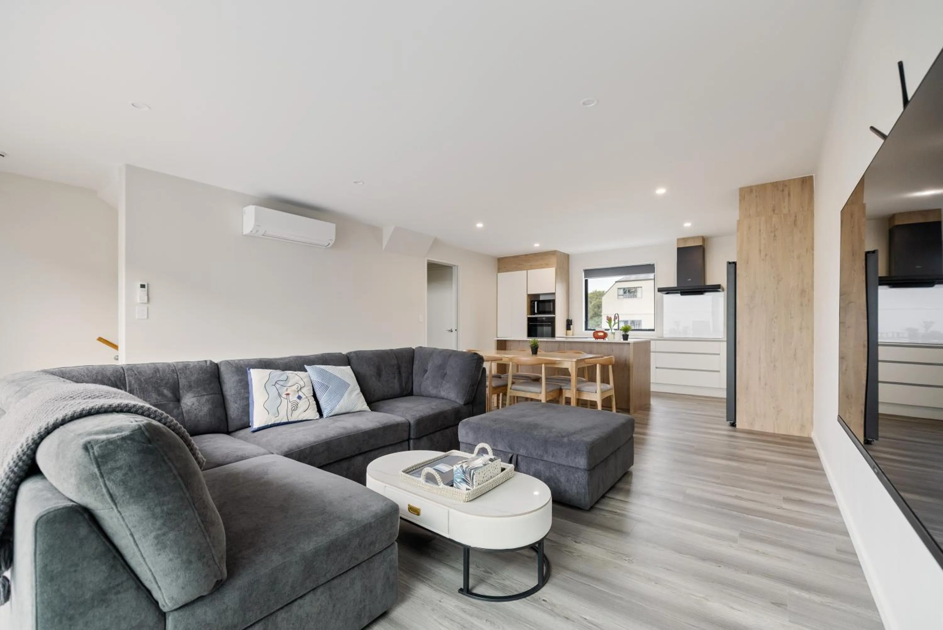 Living room in Large 3 Bedroom Townhouse in CBD - Perfect for Groups