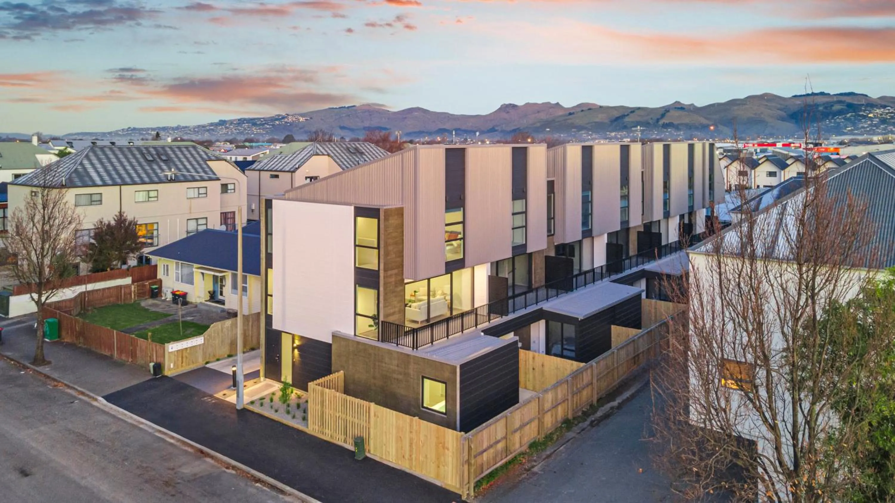 Property building in Large 3 Bedroom Townhouse in CBD - Perfect for Groups
