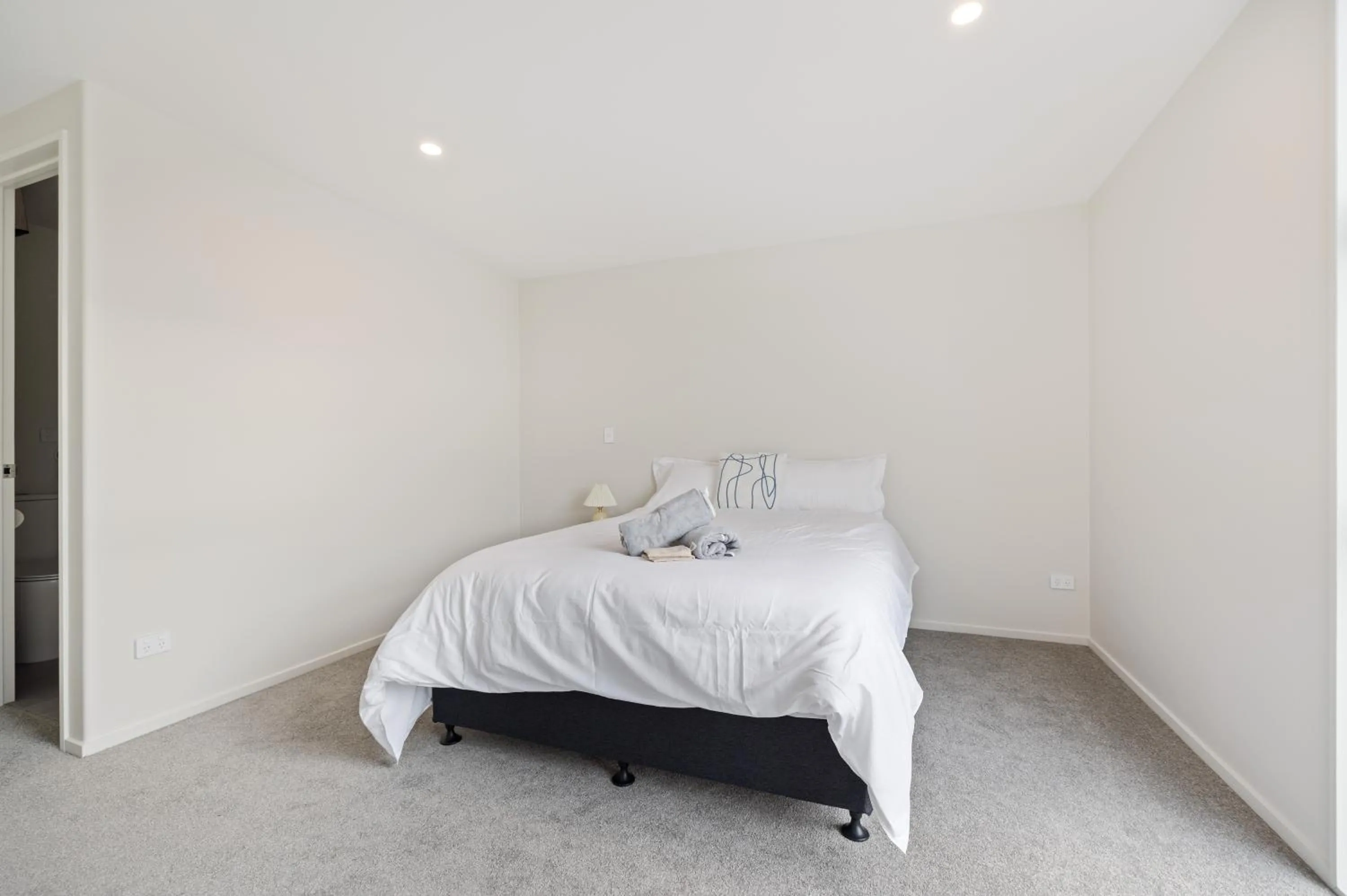 Bedroom, Bed in Large 3 Bedroom Townhouse in CBD - Perfect for Groups