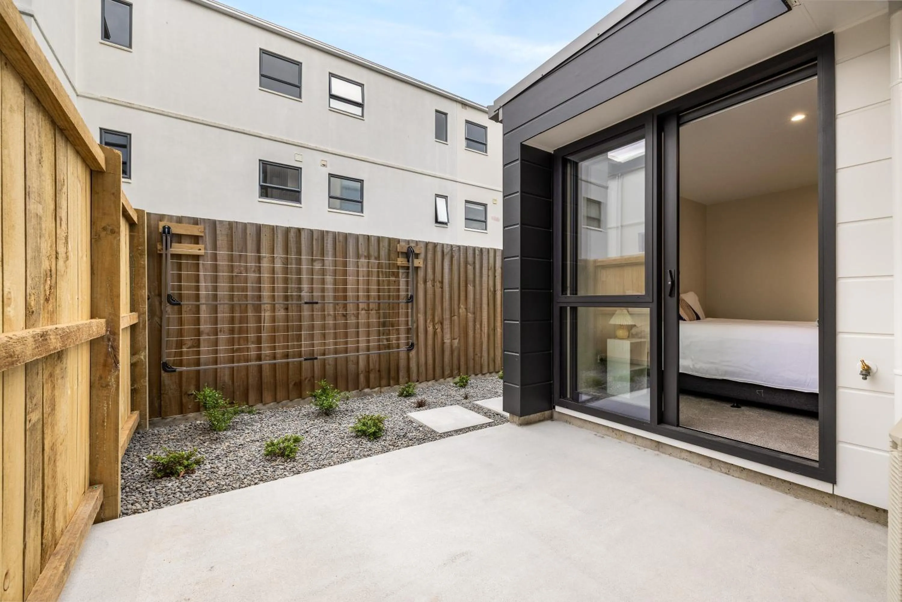 Patio, Bed in Large 3 Bedroom Townhouse in CBD - Perfect for Groups