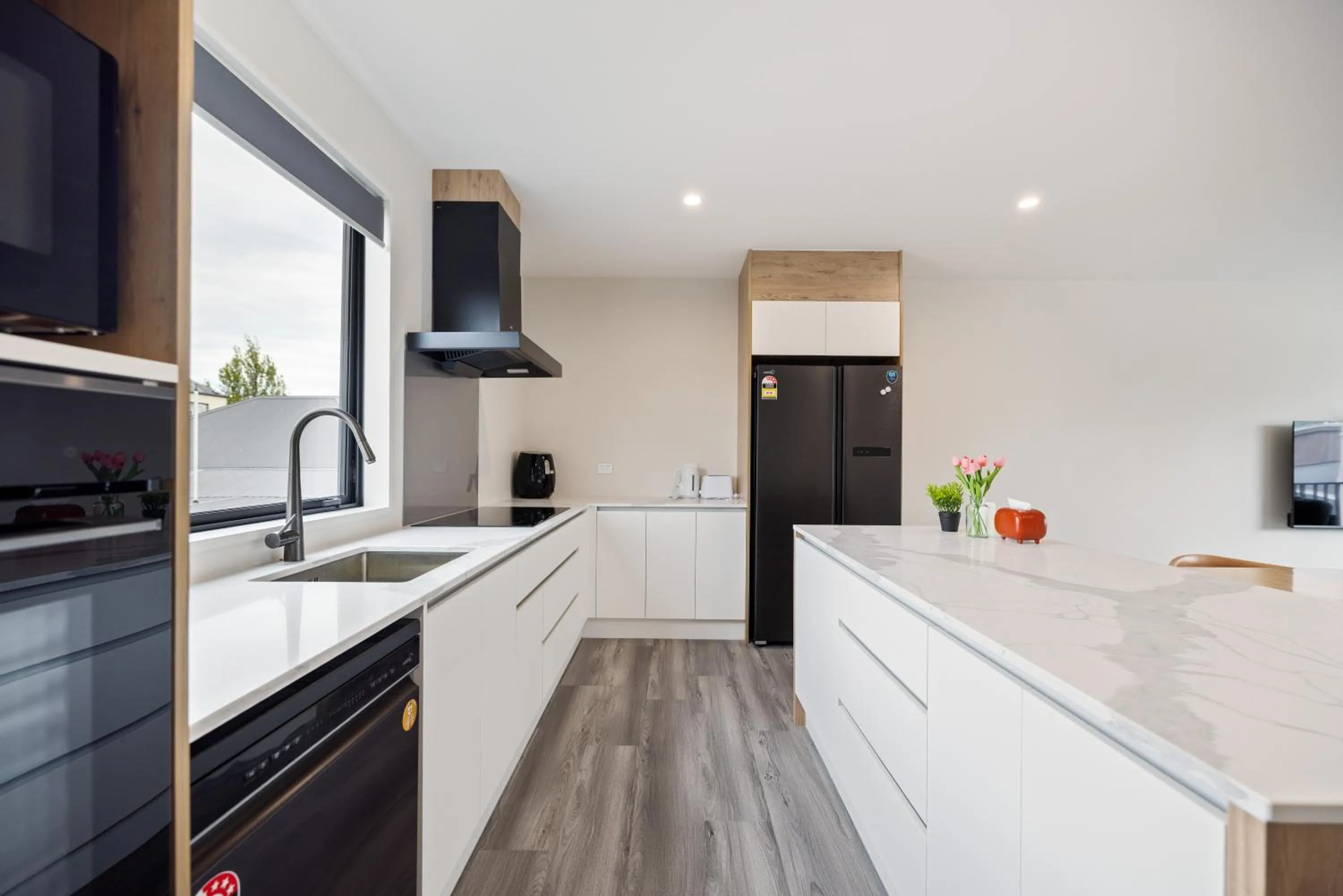 kitchen in Large 3 Bedroom Townhouse in CBD - Perfect for Groups