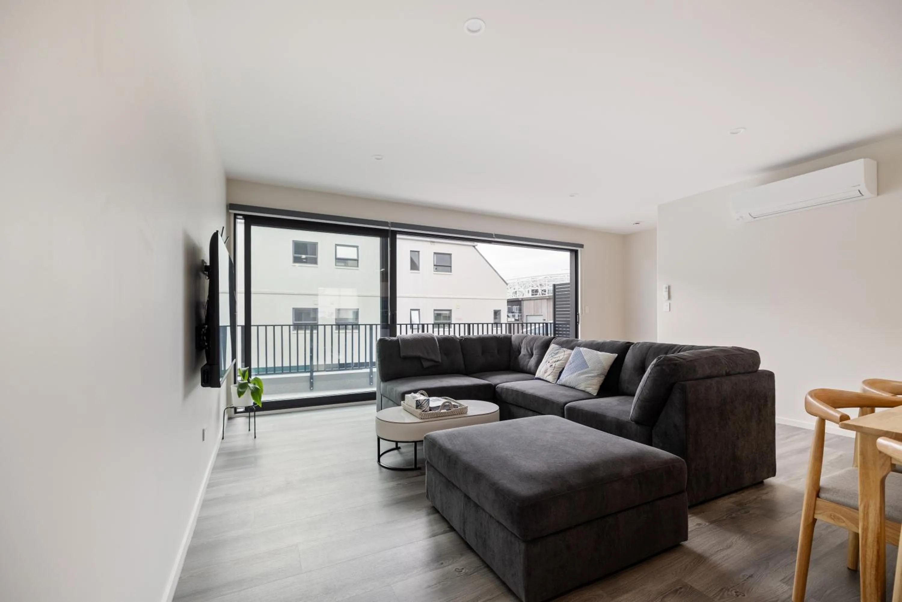 Living room in Large 3 Bedroom Townhouse in CBD - Perfect for Groups