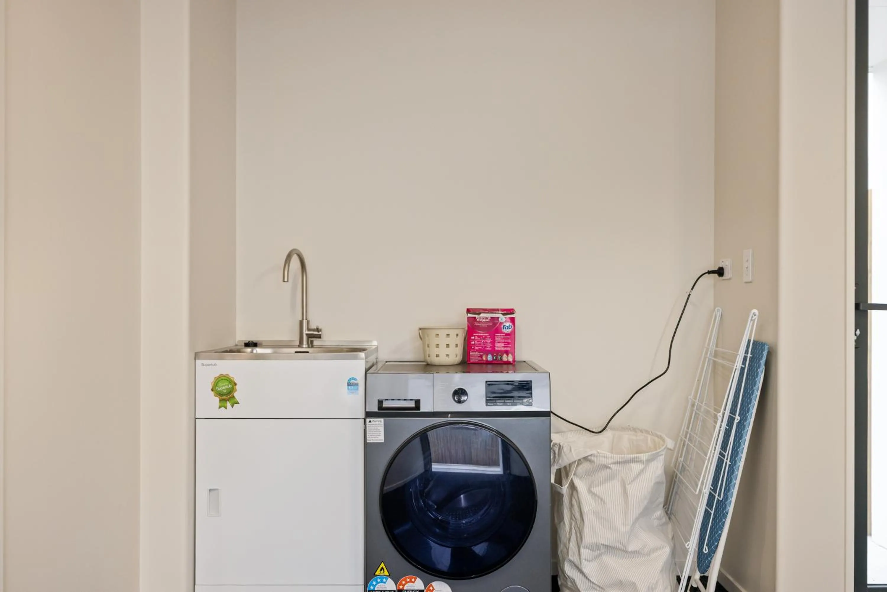 laundry in Large 3 Bedroom Townhouse in CBD - Perfect for Groups