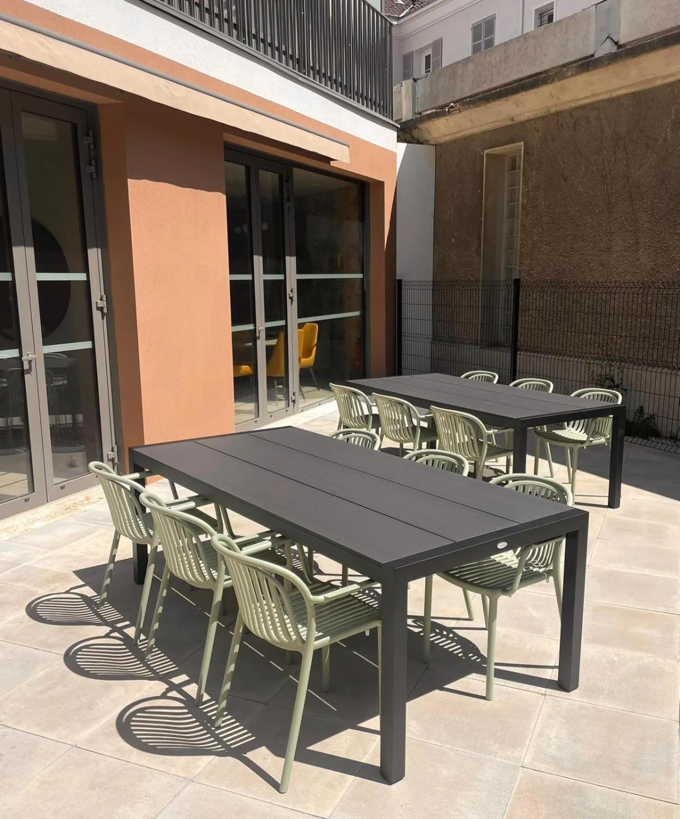 Patio in Zenao Appart'hôtels Châlons-en-Champagne